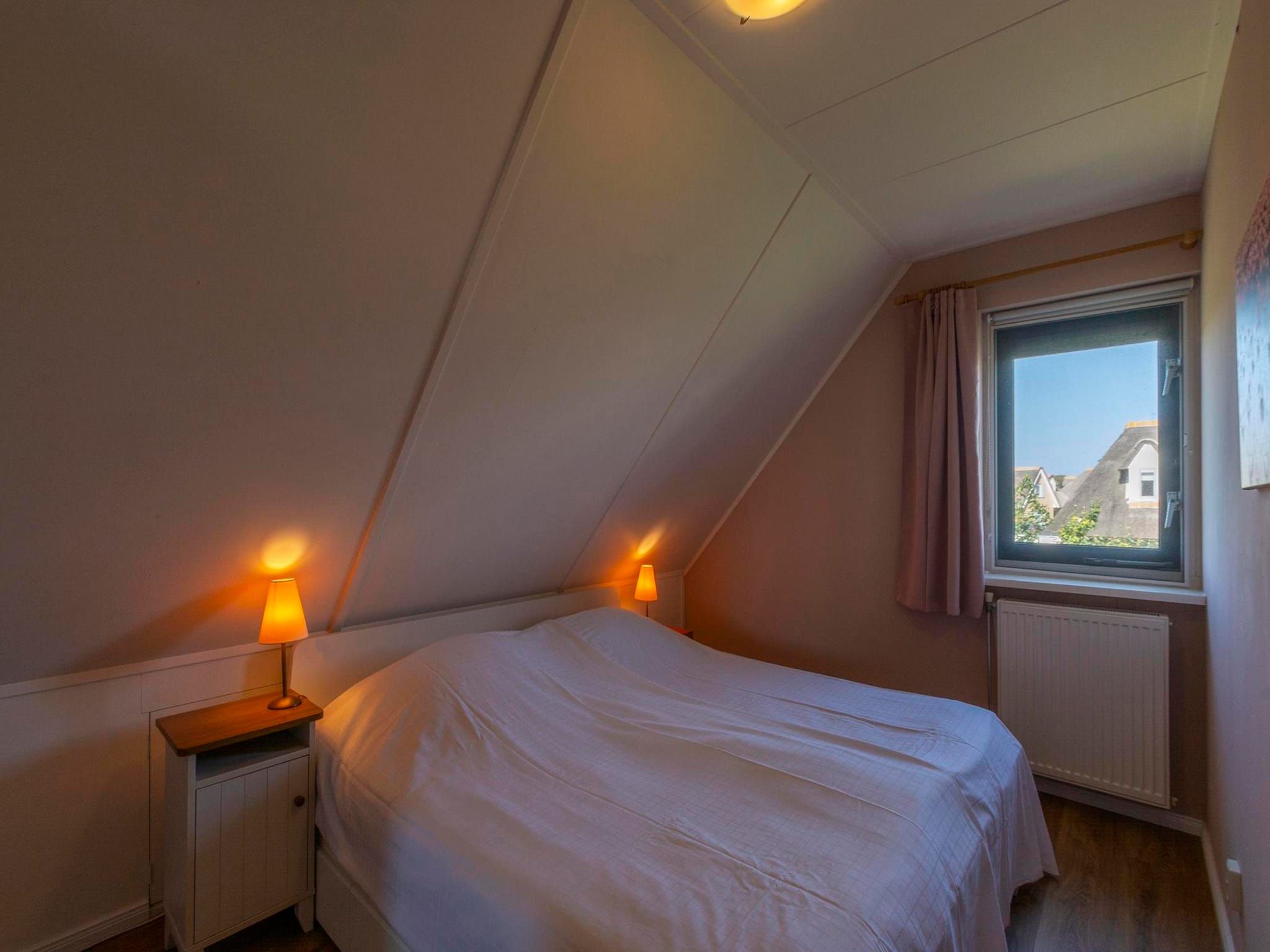 Een slaapkamer van Duynopgangh 47 in Julianadorp aan Zee
