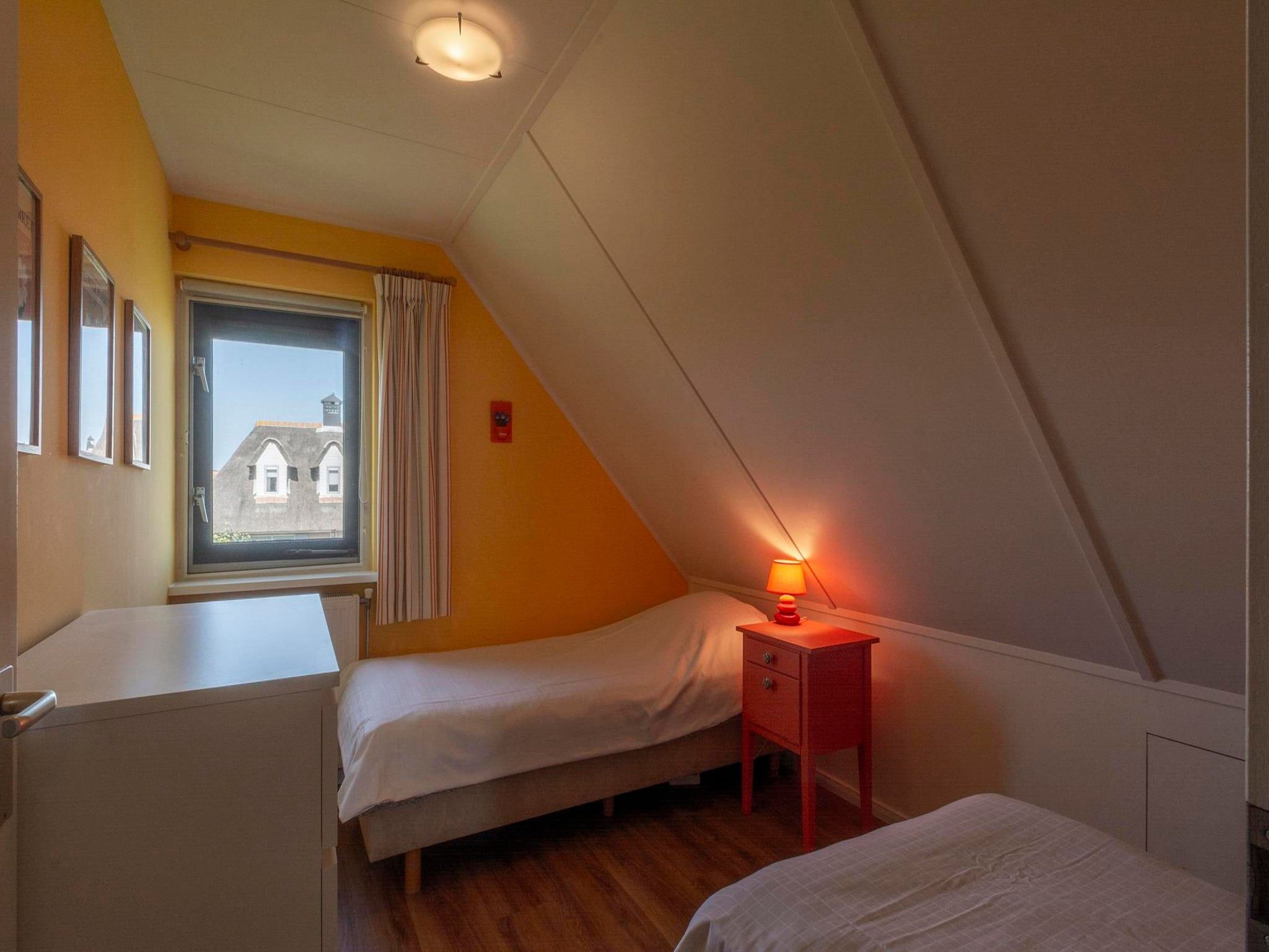 Een slaapkamer van Duynopgangh 47 in Julianadorp aan Zee