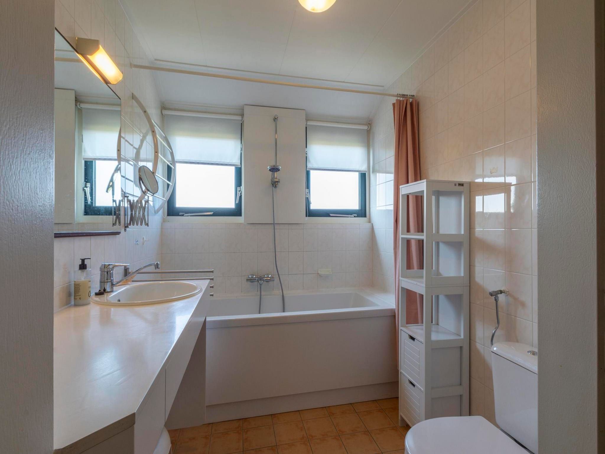 De badkamer van Duynopgangh 47 in Julianadorp aan Zee