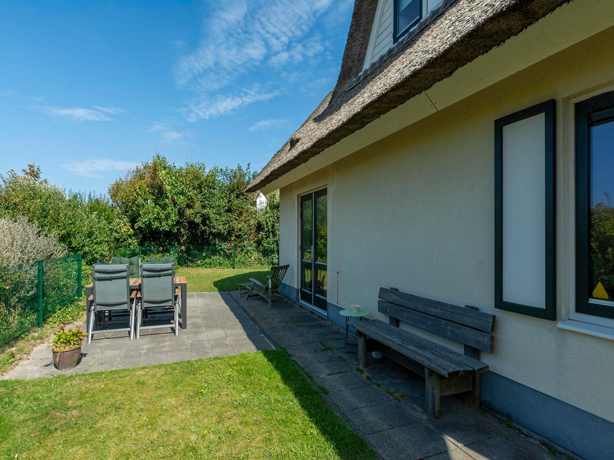 Het terras van Duynopgangh 47 in Julianadorp aan Zee