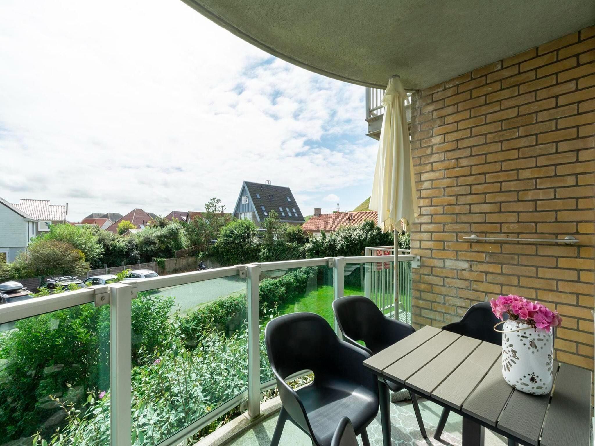 Het terras van Beach Appartement 28 in Callantsoog