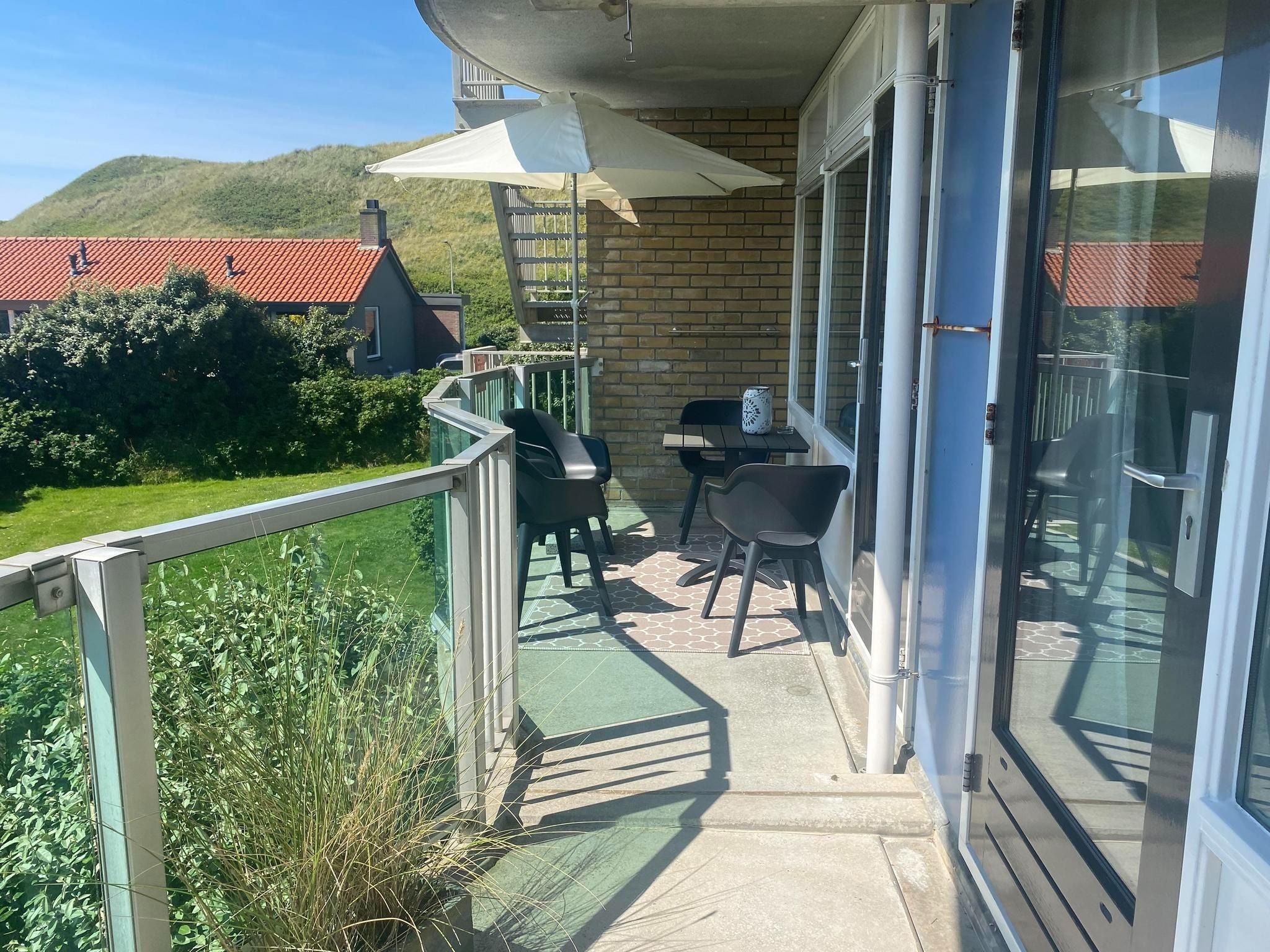 Het terras van Beach Appartement 28 in Callantsoog