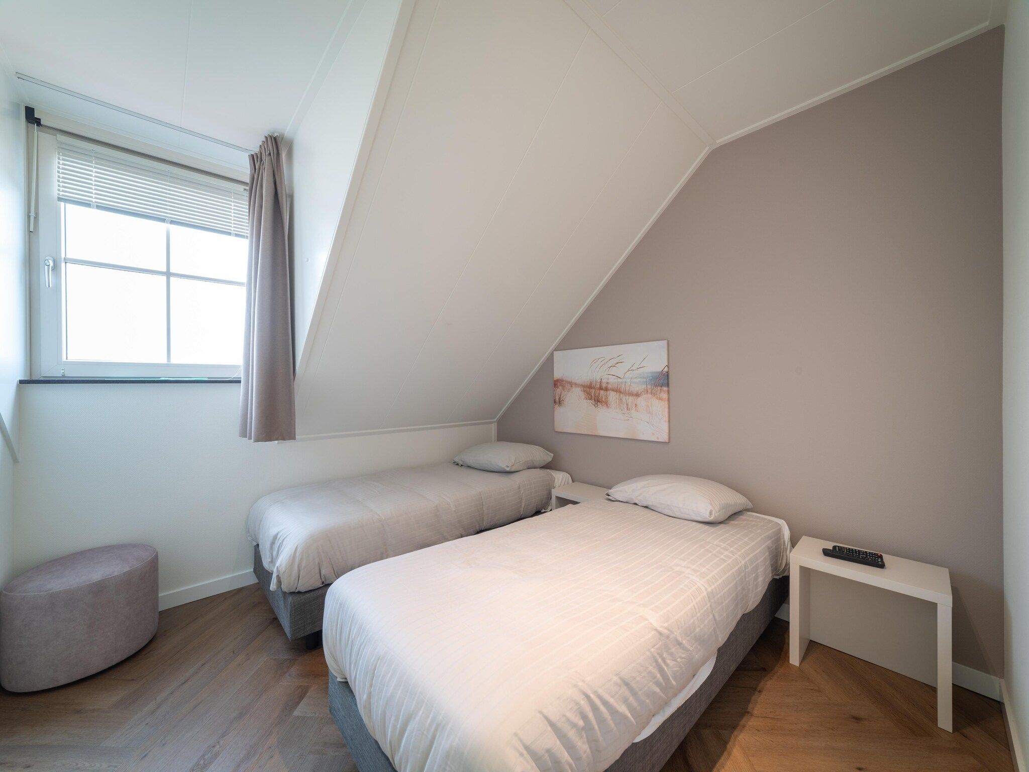 Een slaapkamer van 12 persoons Stadvilla met Jacuzzi in Colijnsplaat