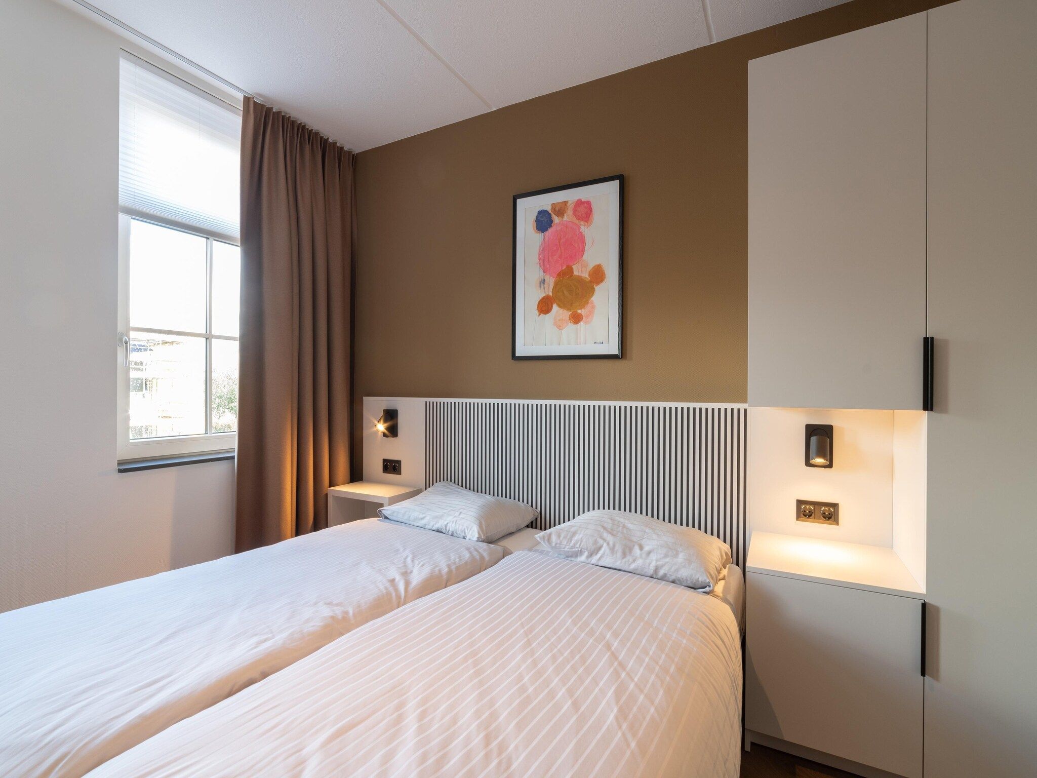 Een slaapkamer van 12 persoons Stadvilla met Jacuzzi in Colijnsplaat