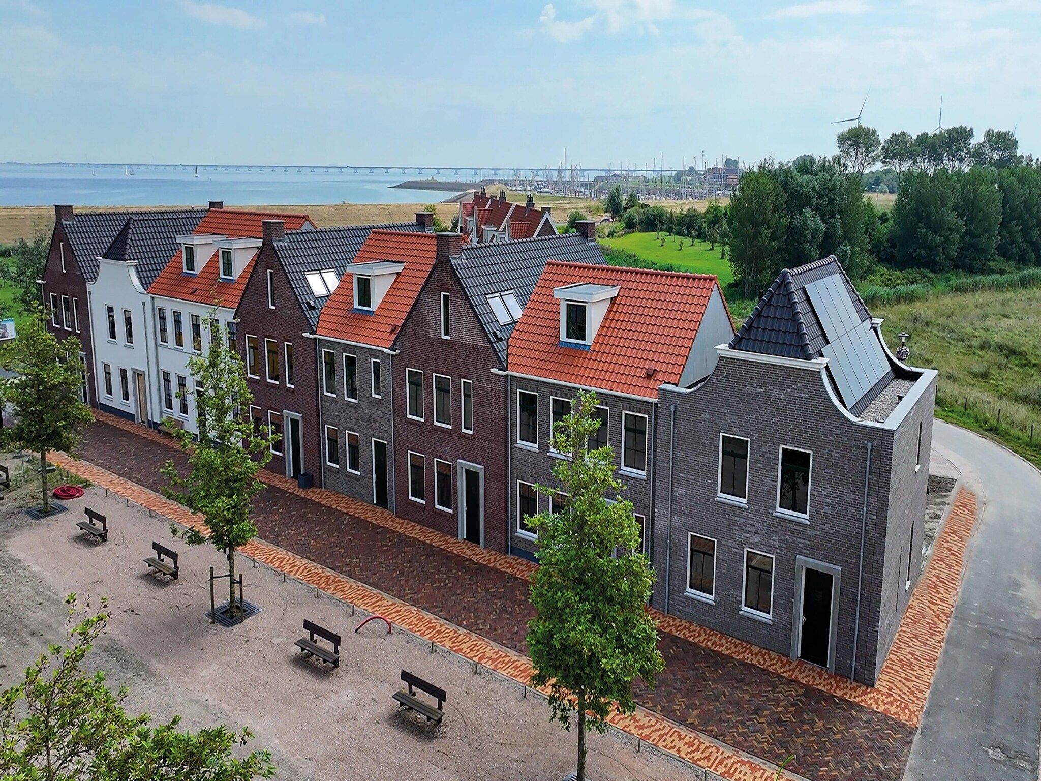 De buitenkant van 12 persoons Stadvilla met Jacuzzi in Colijnsplaat