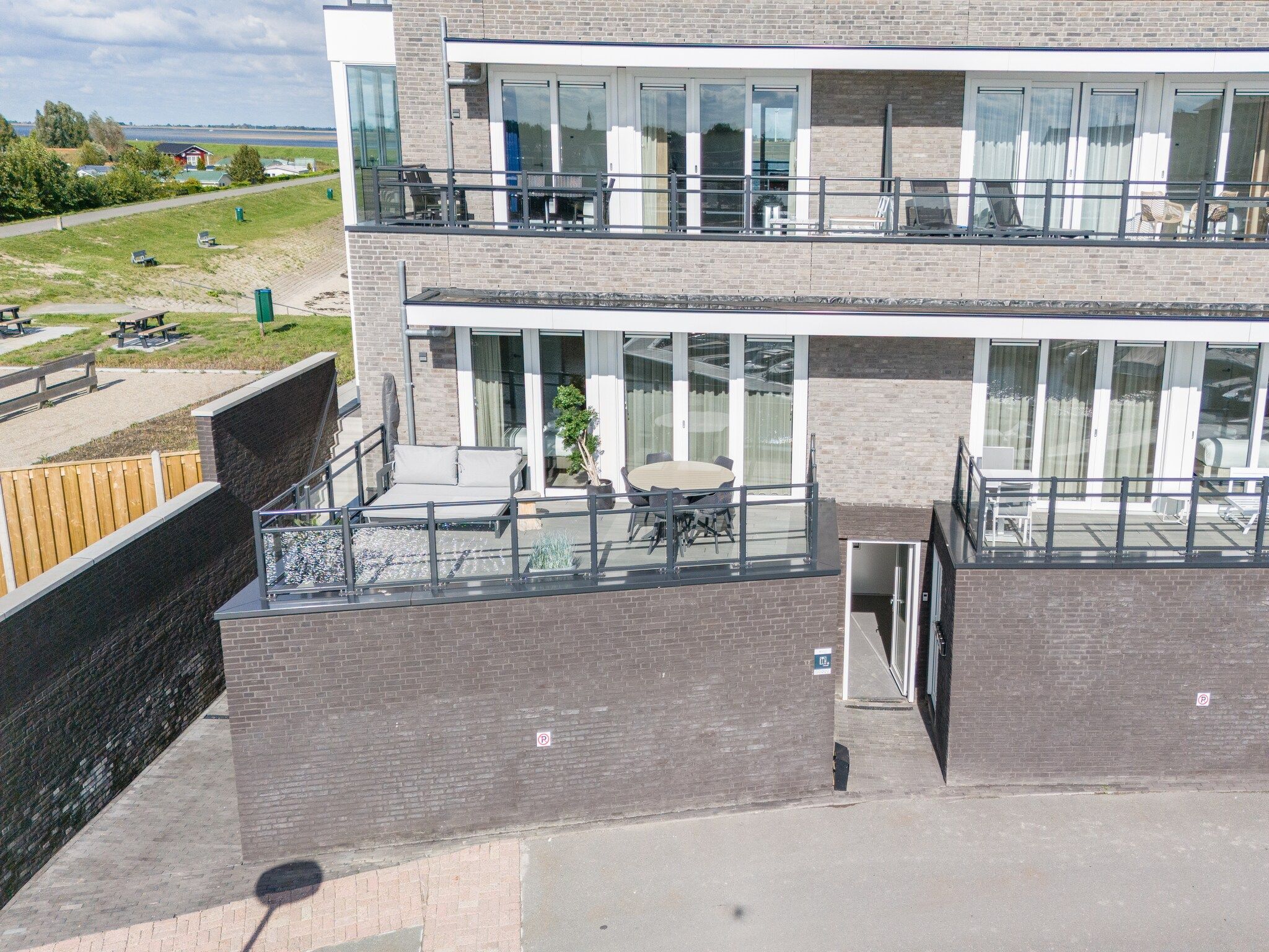 De buitenkant van Luxe appartement Vista Maris 'Somaris' - Havenweg 8-50  Sint-Annaland in Sint-Annaland