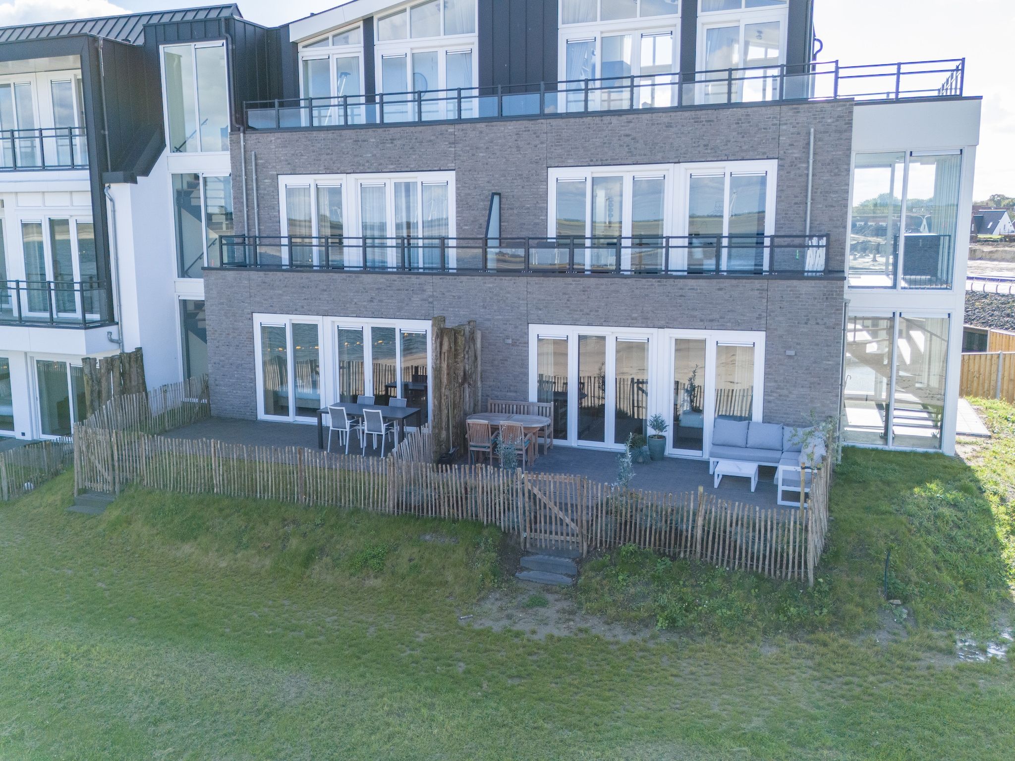 De buitenkant van Luxe appartement Vista Maris 'Somaris' - Havenweg 8-50  Sint-Annaland in Sint-Annaland