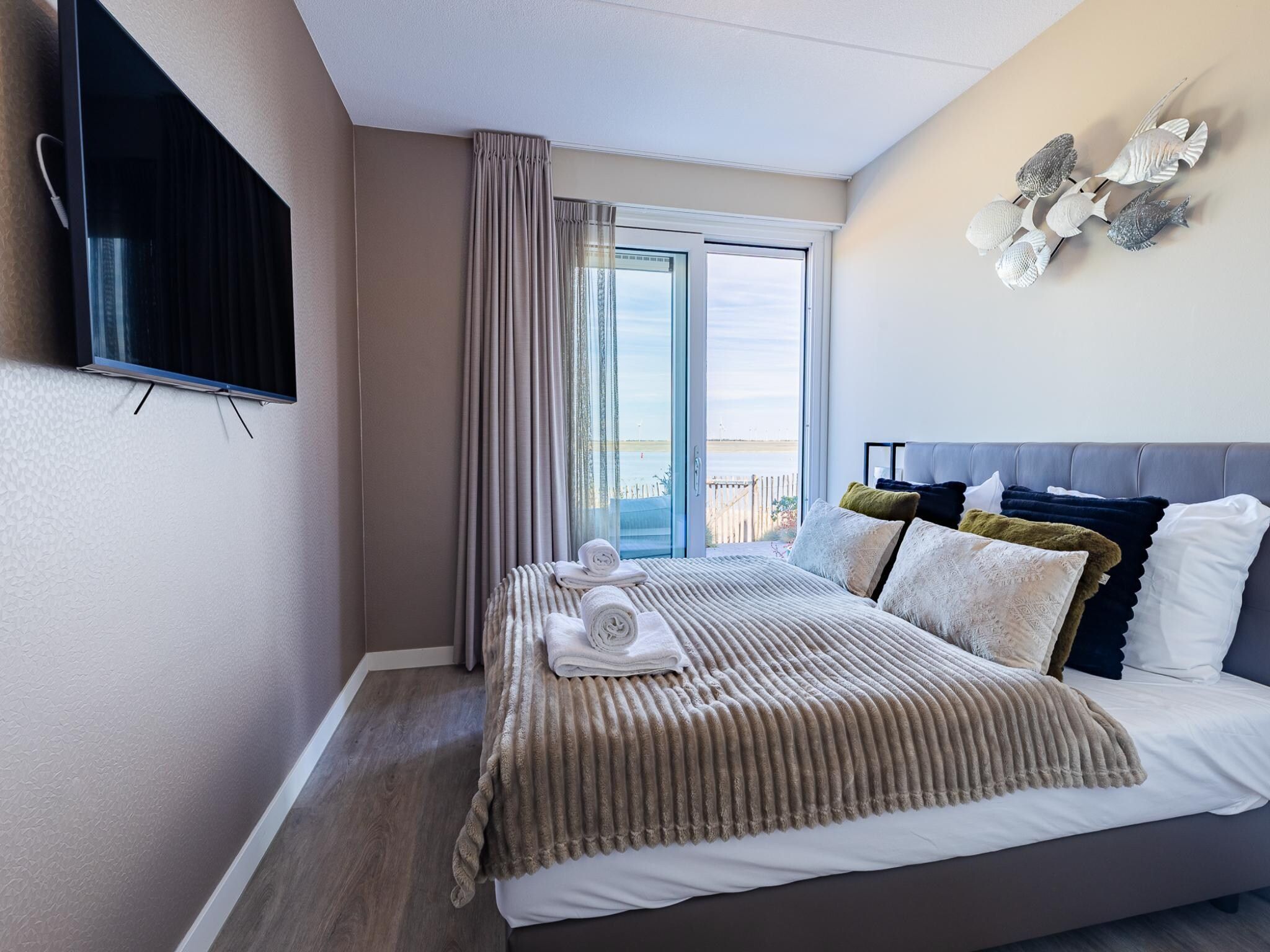 Een slaapkamer van Luxe appartement Vista Maris 'Somaris' - Havenweg 8-50  Sint-Annaland in Sint-Annaland