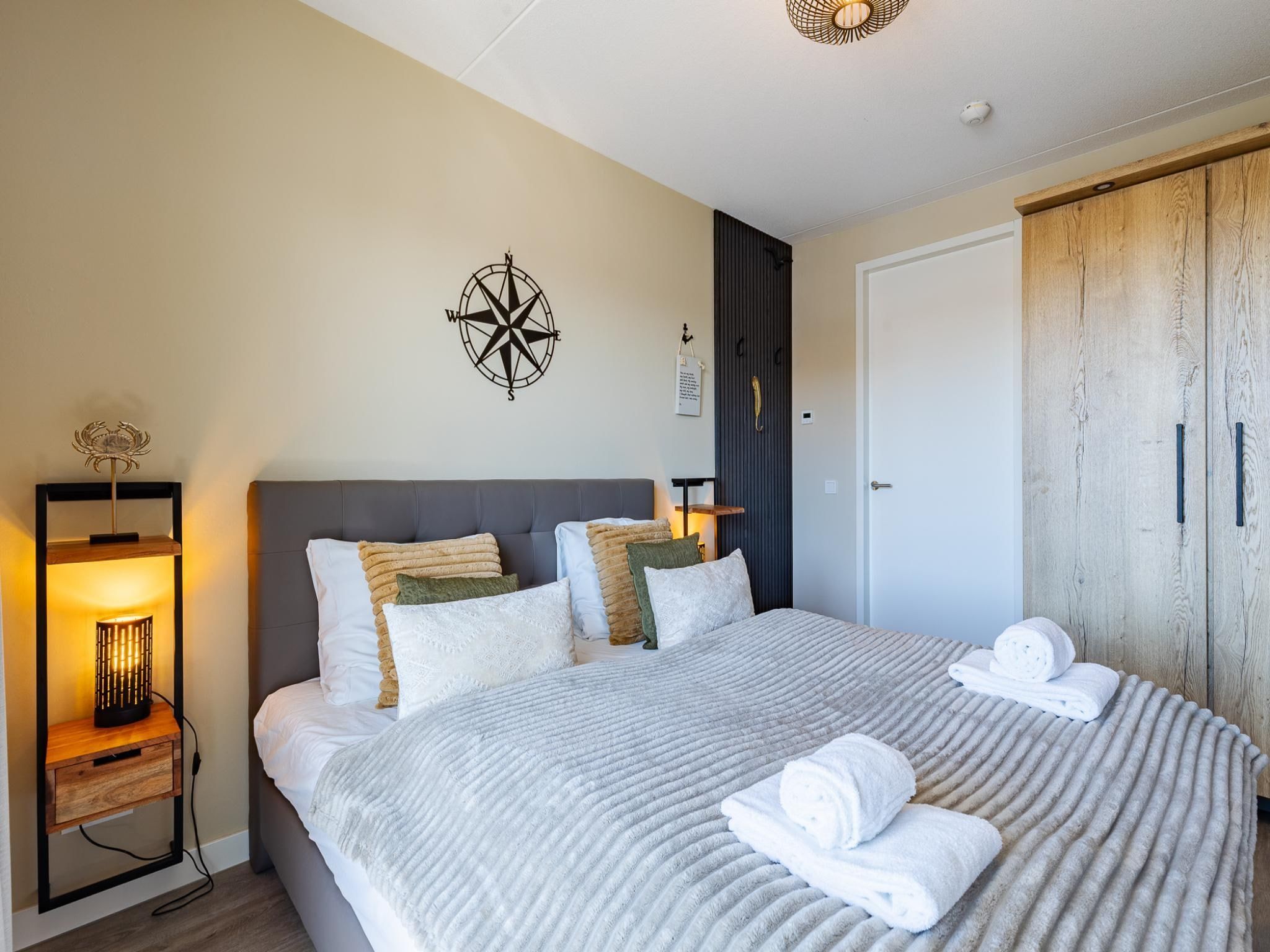 Een slaapkamer van Luxe appartement Vista Maris 'Somaris' - Havenweg 8-50  Sint-Annaland in Sint-Annaland