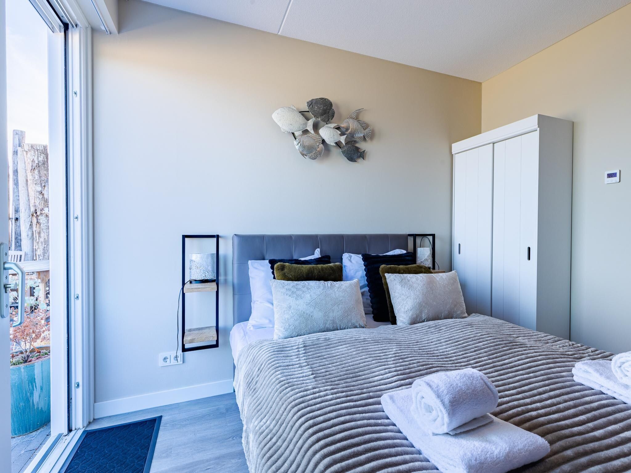 Een slaapkamer van Luxe appartement Vista Maris 'Somaris' - Havenweg 8-50  Sint-Annaland in Sint-Annaland