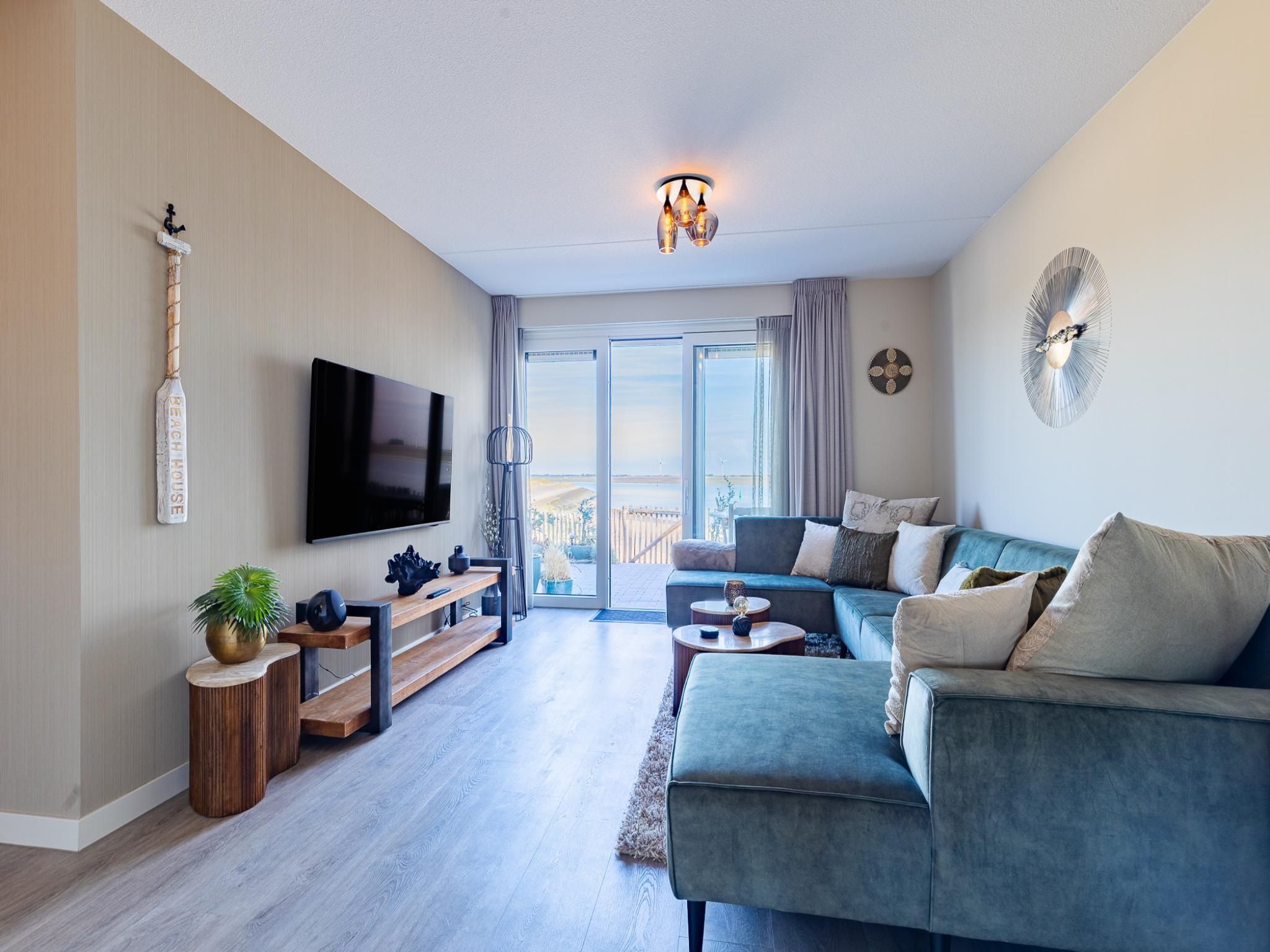De woonkamer van Luxe appartement Vista Maris 'Somaris' - Havenweg 8-50  Sint-Annaland in Sint-Annaland