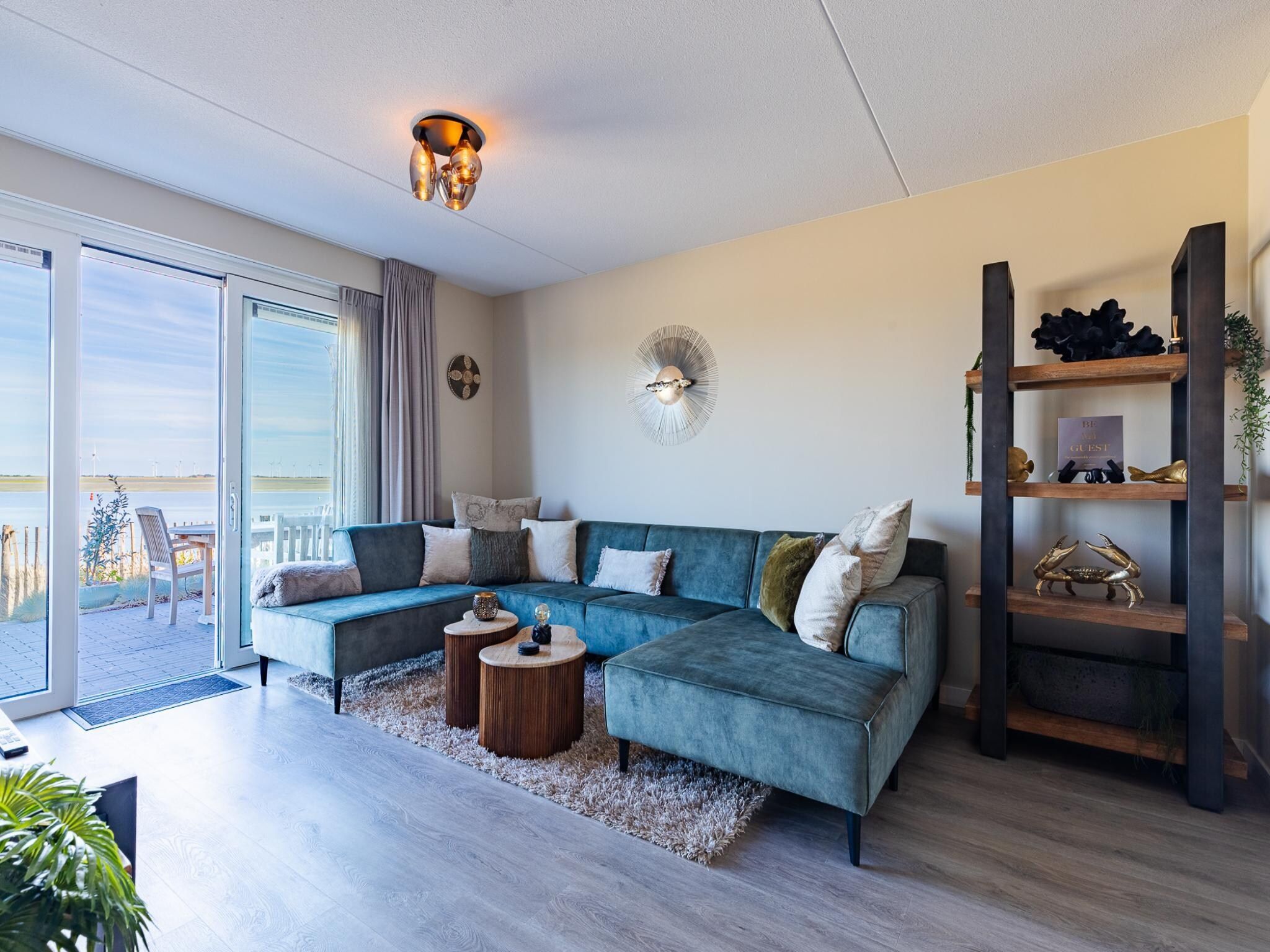 De woonkamer van Luxe appartement Vista Maris 'Somaris' - Havenweg 8-50  Sint-Annaland in Sint-Annaland
