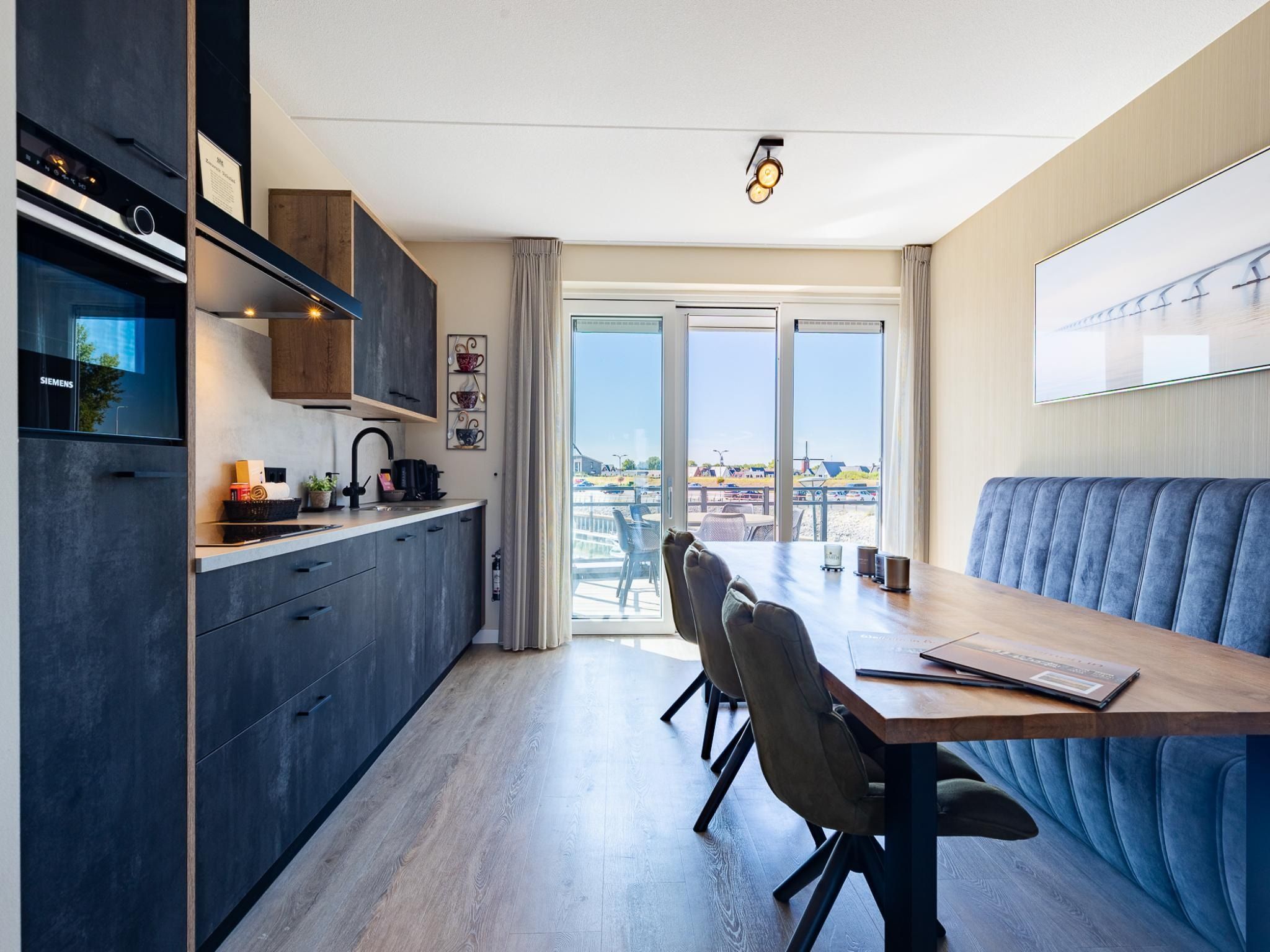 De keuken van Luxe appartement Vista Maris 'Somaris' - Havenweg 8-50  Sint-Annaland in Sint-Annaland