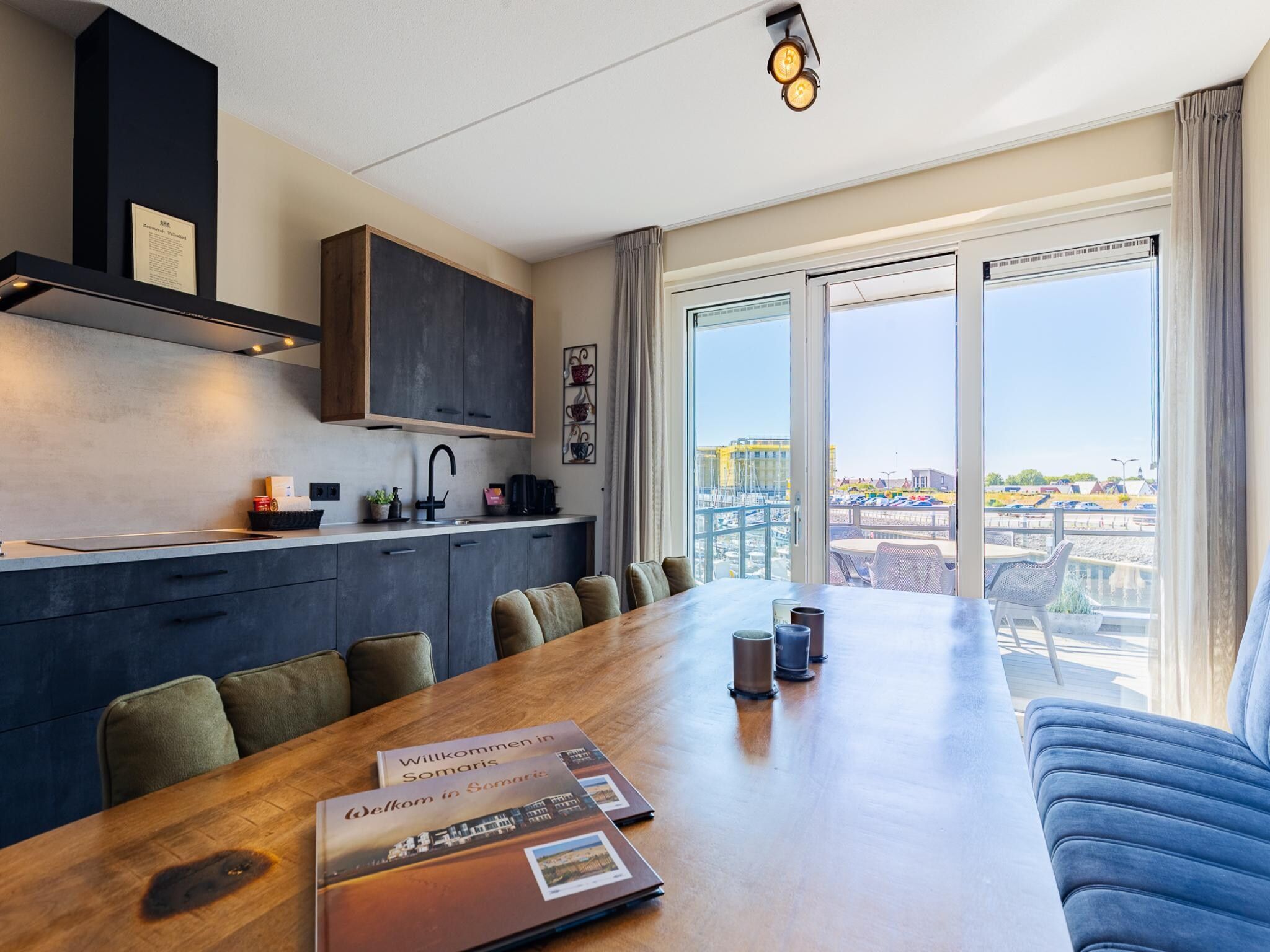 De eetkamer van Luxe appartement Vista Maris 'Somaris' - Havenweg 8-50  Sint-Annaland in Sint-Annaland