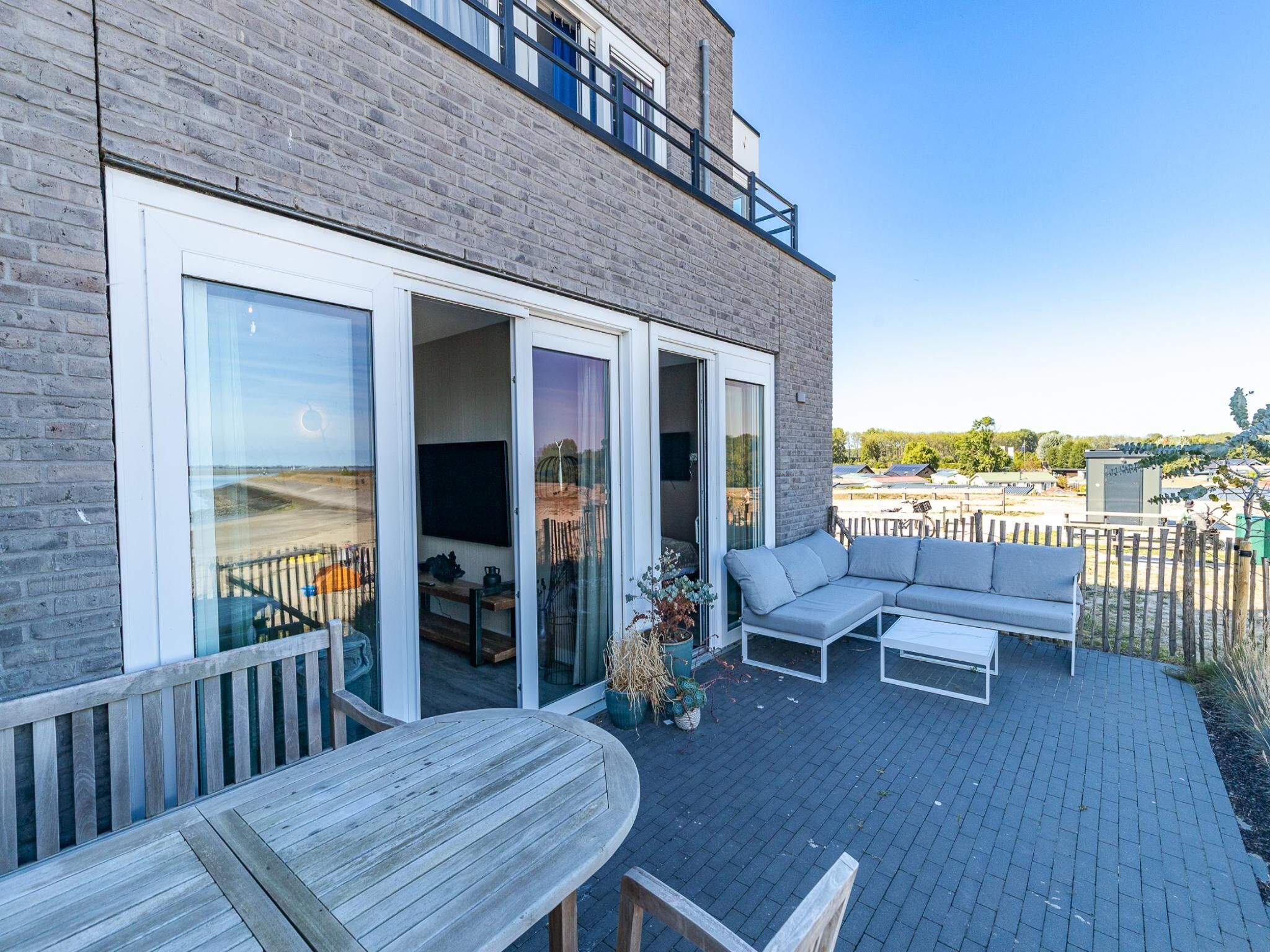 Het terras van Luxe appartement Vista Maris 'Somaris' - Havenweg 8-50  Sint-Annaland in Sint-Annaland