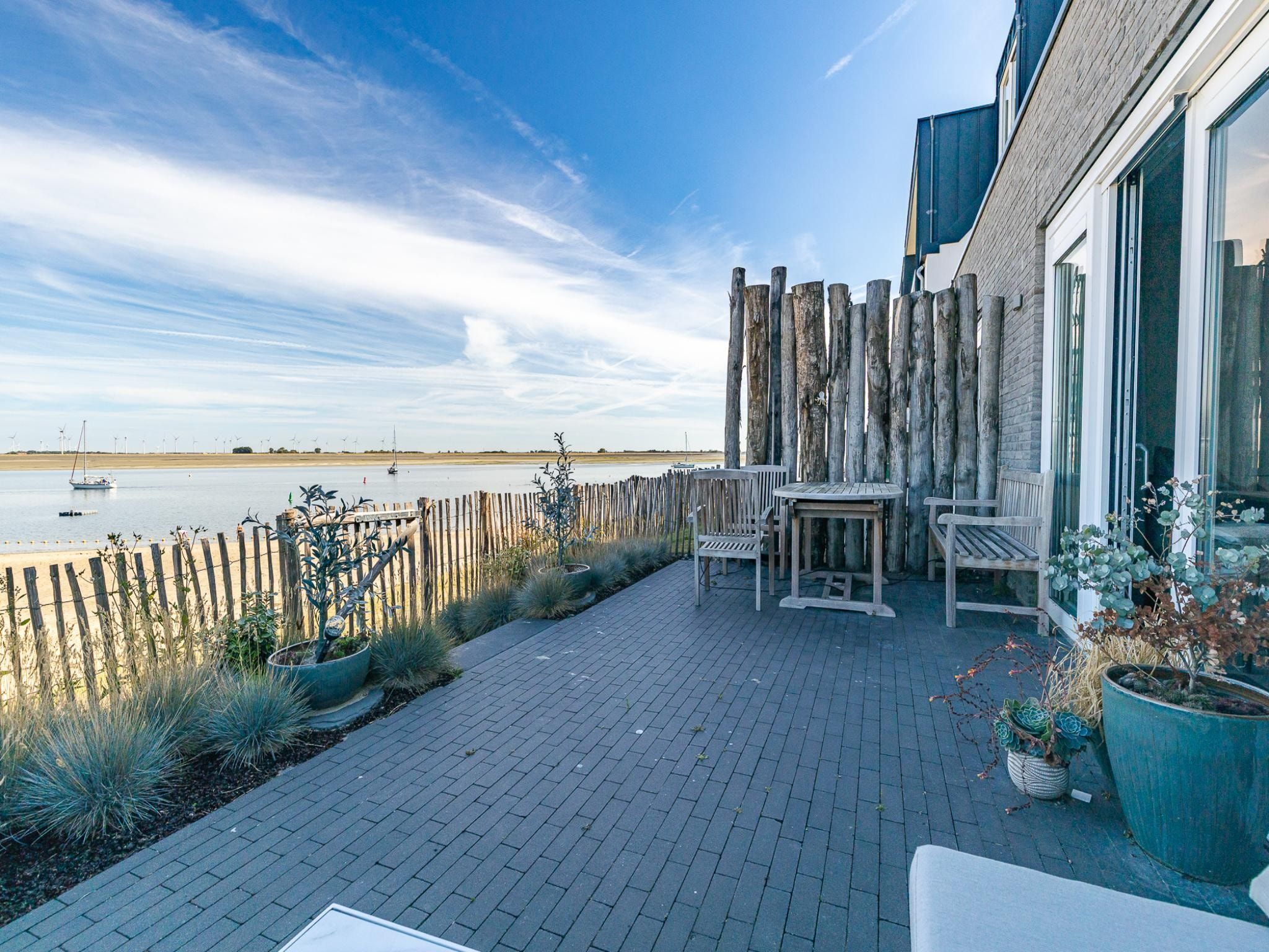 Het terras van Luxe appartement Vista Maris 'Somaris' - Havenweg 8-50  Sint-Annaland in Sint-Annaland