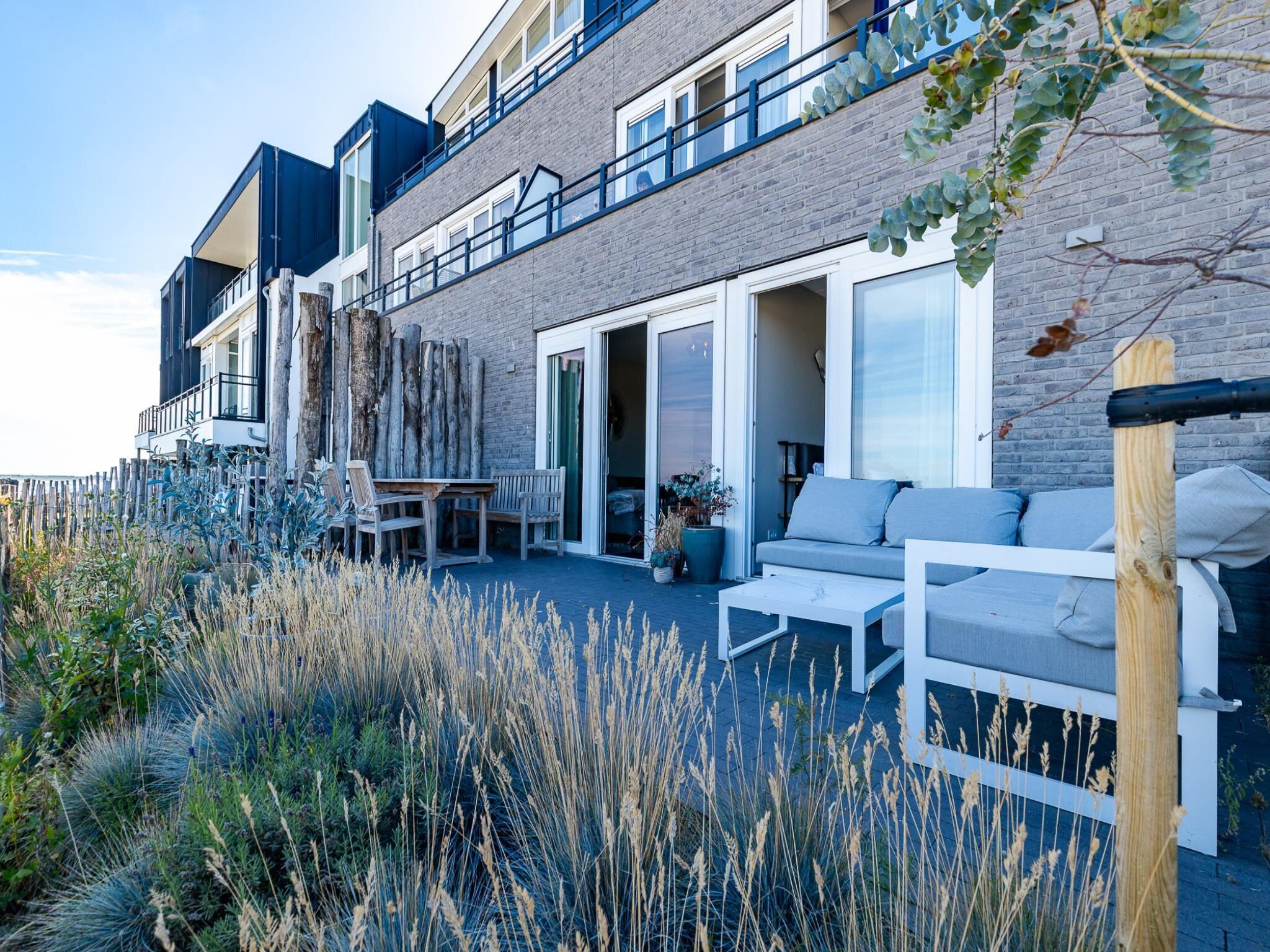 Het terras van Luxe appartement Vista Maris 'Somaris' - Havenweg 8-50  Sint-Annaland in Sint-Annaland