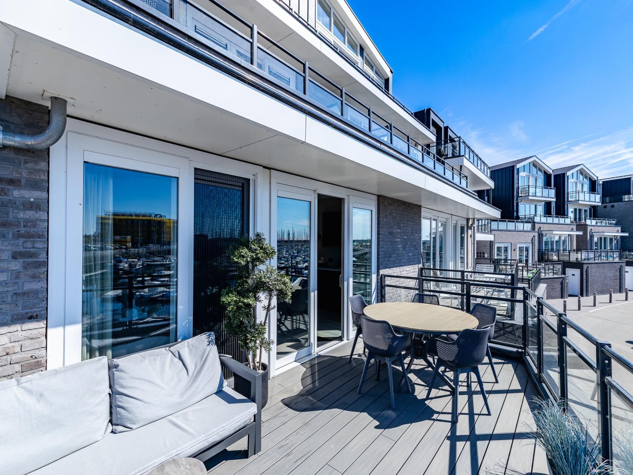 Het terras van Luxe appartement Vista Maris 'Somaris' - Havenweg 8-50  Sint-Annaland in Sint-Annaland