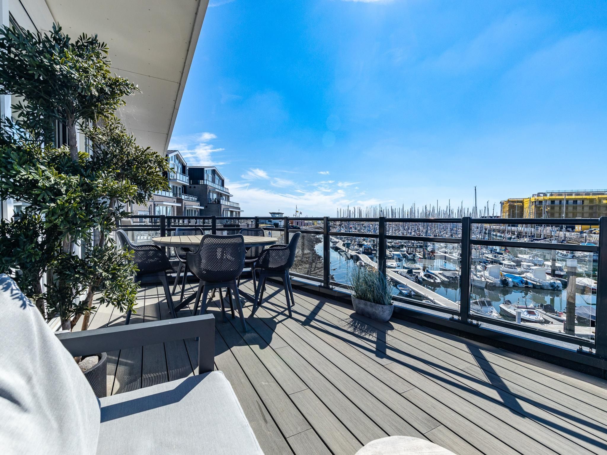 Het uitzicht vanaf Luxe appartement Vista Maris 'Somaris' - Havenweg 8-50  Sint-Annaland in Sint-Annaland