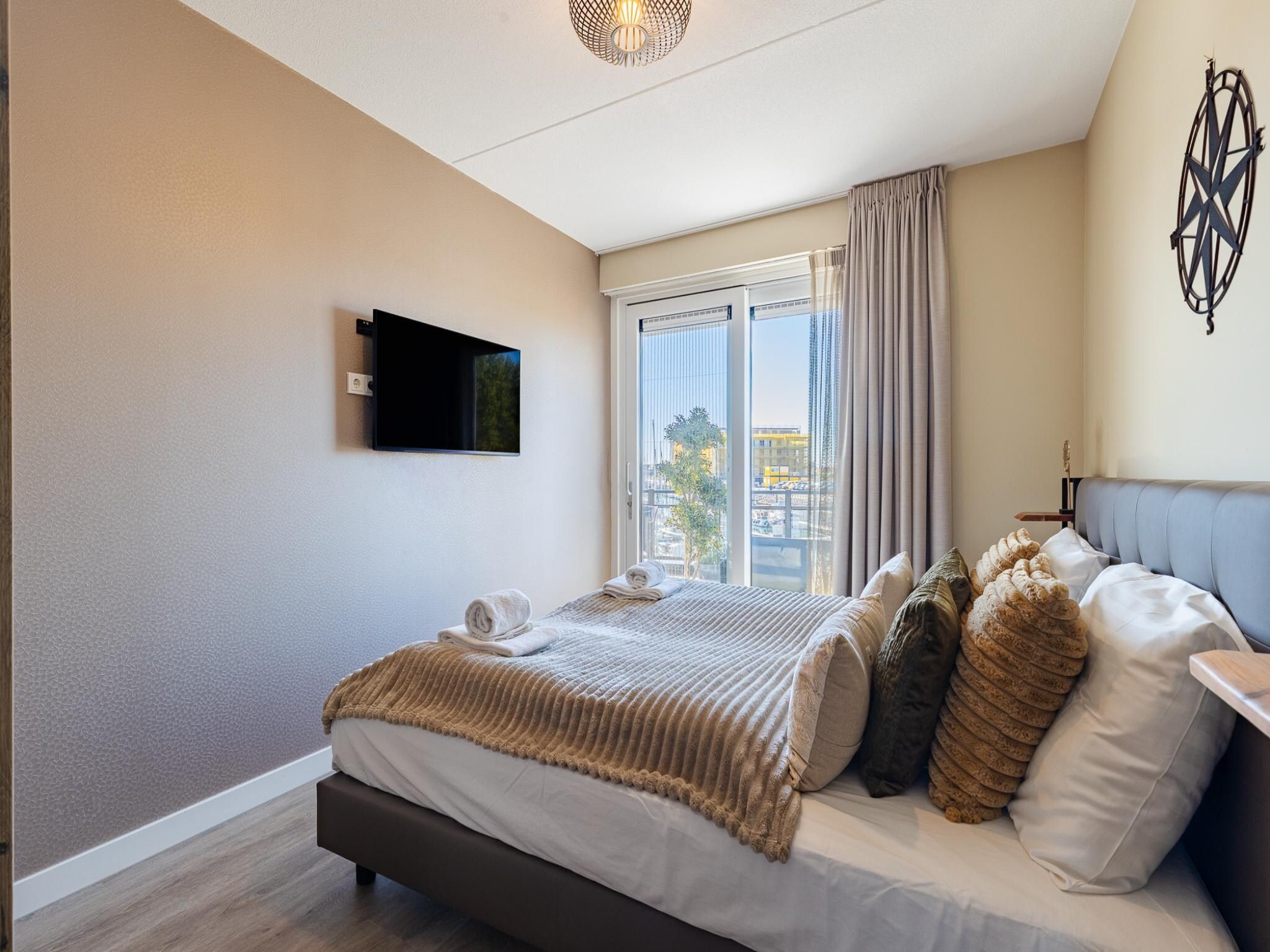 Een slaapkamer van Luxe appartement Vista Maris 'Somaris' - Havenweg 8-50  Sint-Annaland in Sint-Annaland