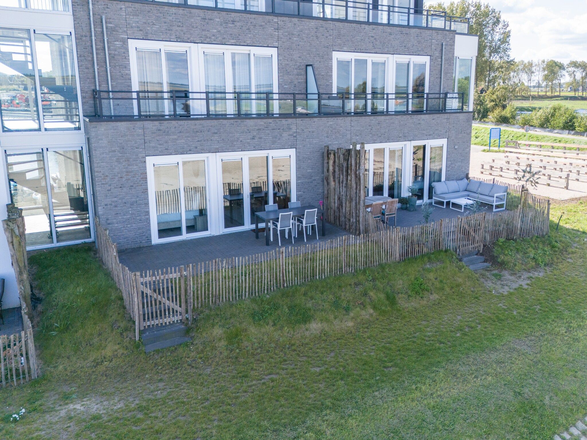 De buitenkant van Appartement Vista Maris "Charlotte's Parel" - Havenweg 8-44  Sint-Annaland in Sint-Annaland