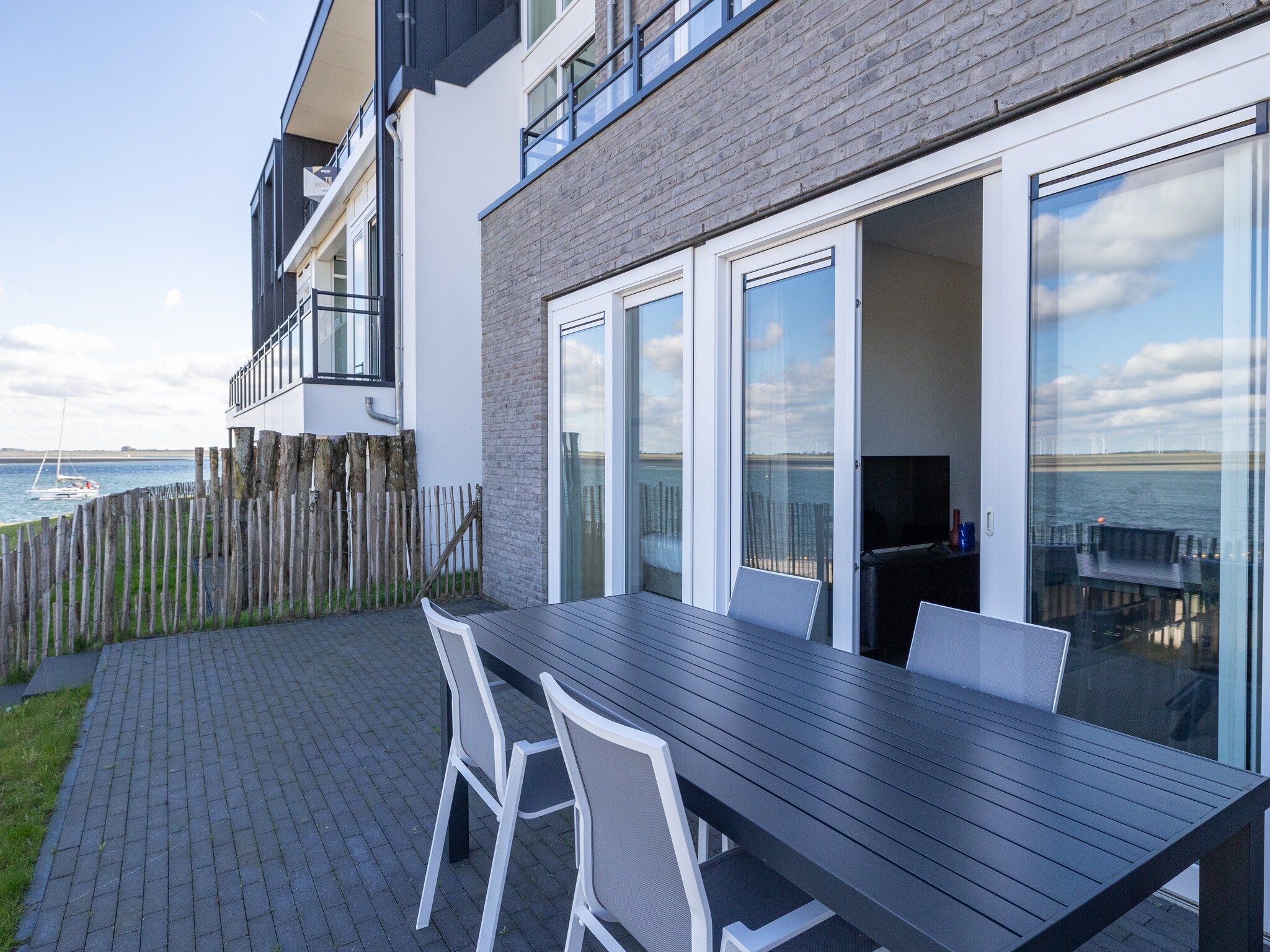Het terras van Appartement Vista Maris "Charlotte's Parel" - Havenweg 8-44  Sint-Annaland in Sint-Annaland