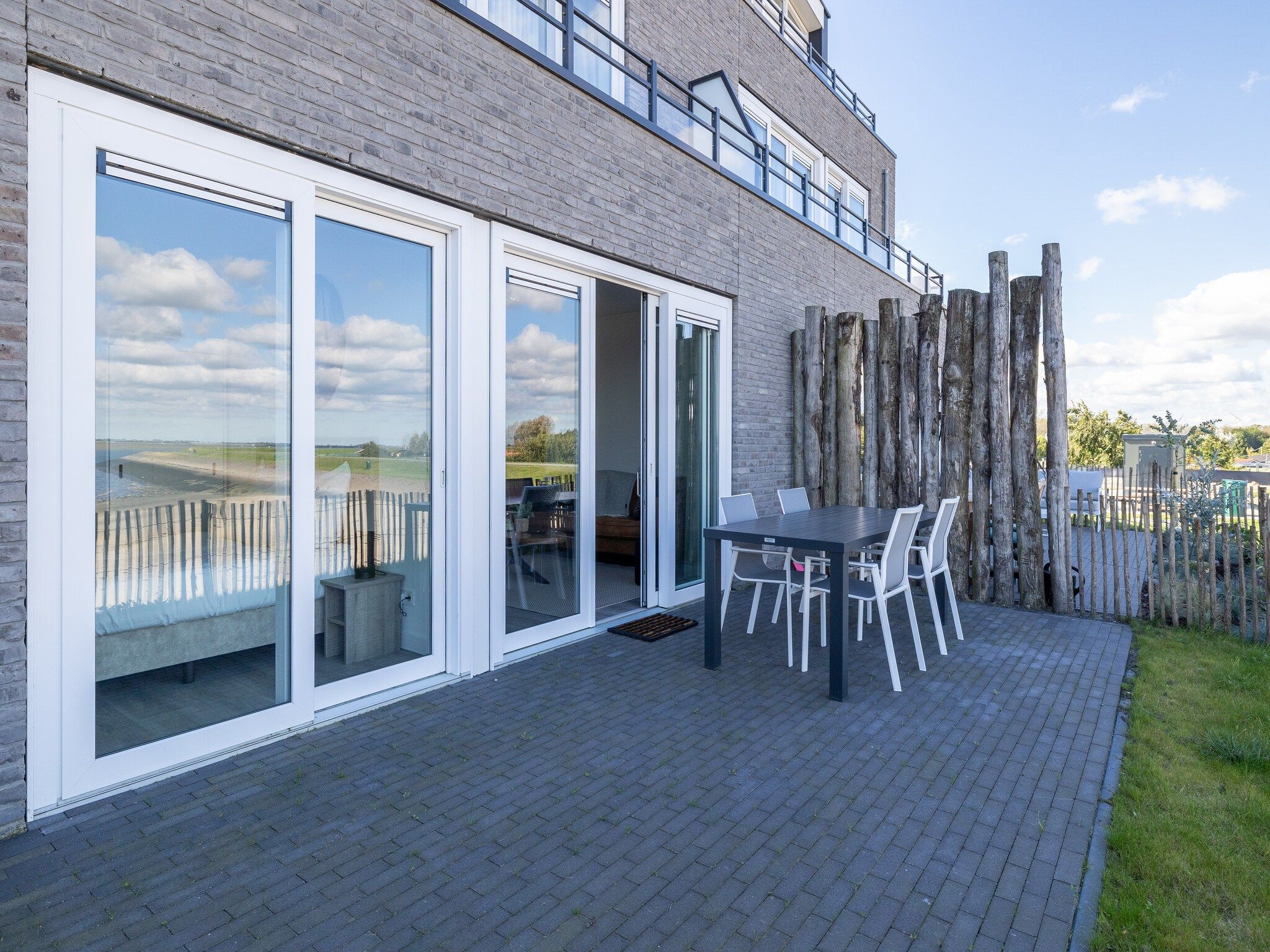 De tuin van Appartement Vista Maris "Charlotte's Parel" - Havenweg 8-44  Sint-Annaland in Sint-Annaland