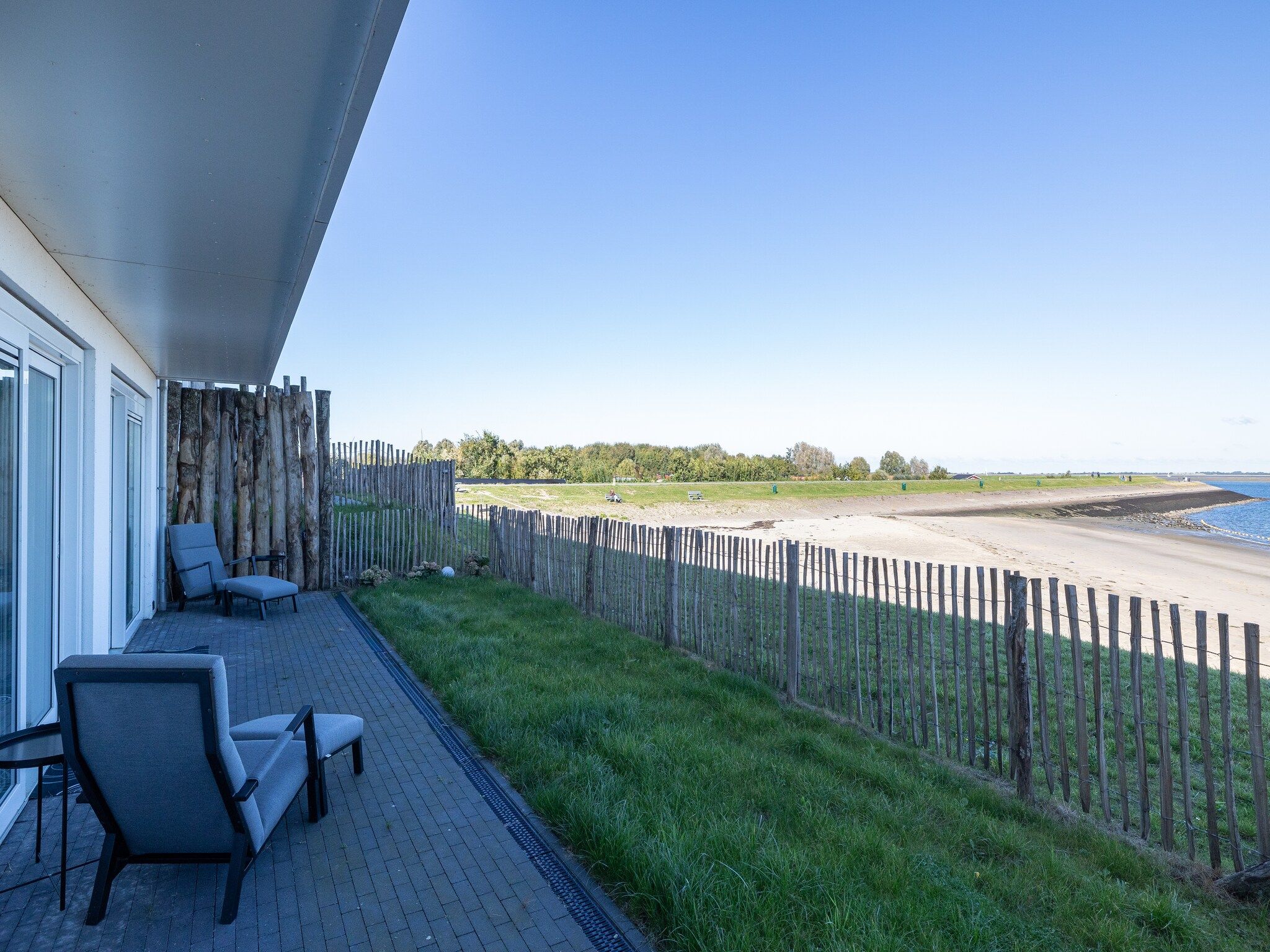 Het terras van Luxe appartement Vista Maris - Havenweg 8-34  Sint-Annaland Oosterschelde in Sint-Annaland