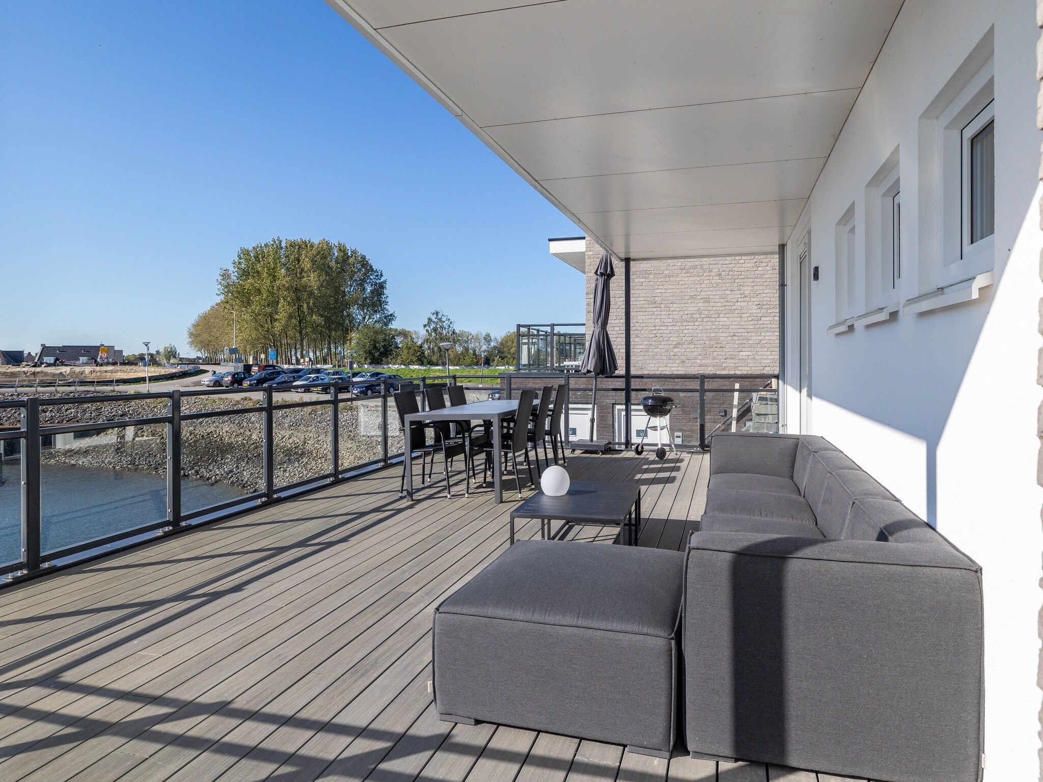 Het terras van Luxe appartement Vista Maris - Havenweg 8-34  Sint-Annaland Oosterschelde in Sint-Annaland