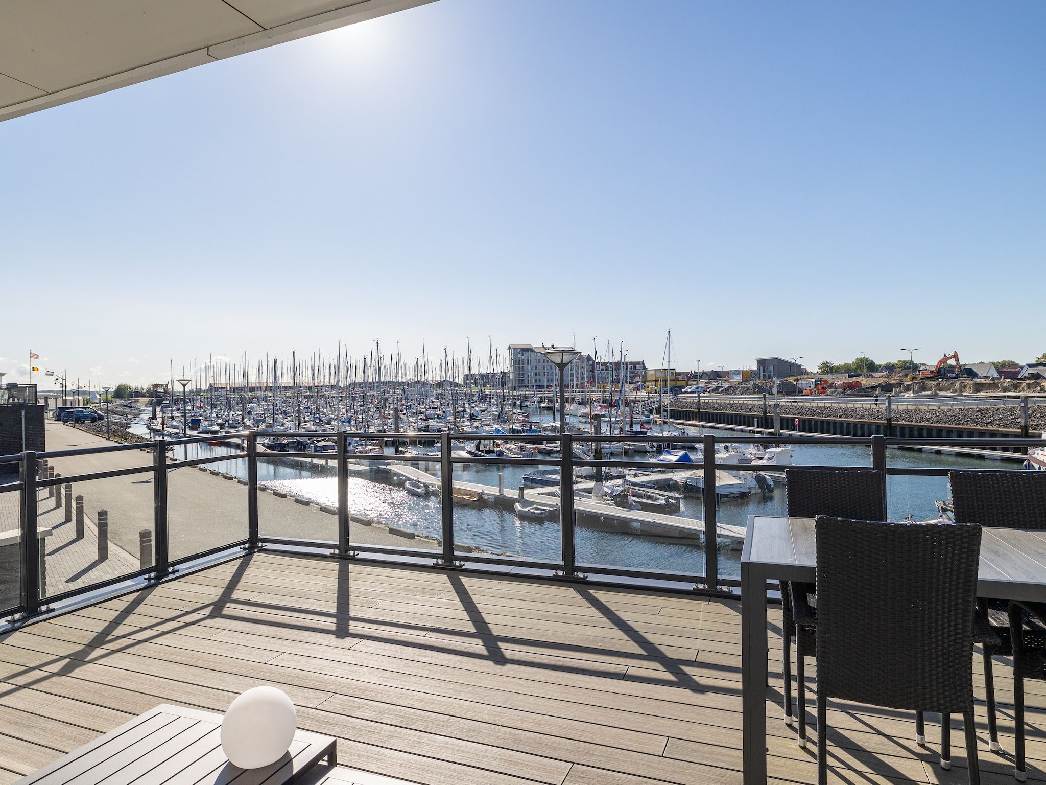 Het uitzicht vanaf Luxe appartement Vista Maris - Havenweg 8-34  Sint-Annaland Oosterschelde in Sint-Annaland
