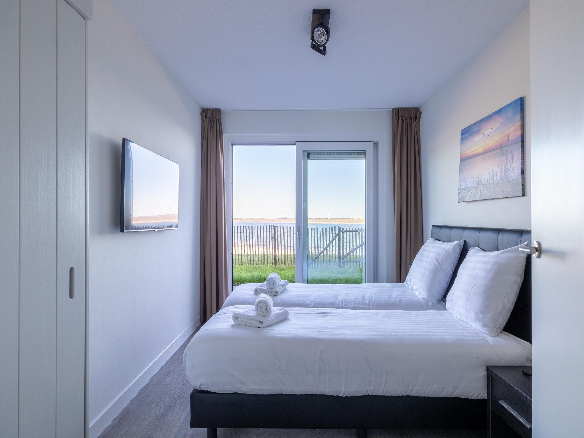 Een slaapkamer van Luxe appartement Vista Maris - Havenweg 8-34  Sint-Annaland Oosterschelde in Sint-Annaland