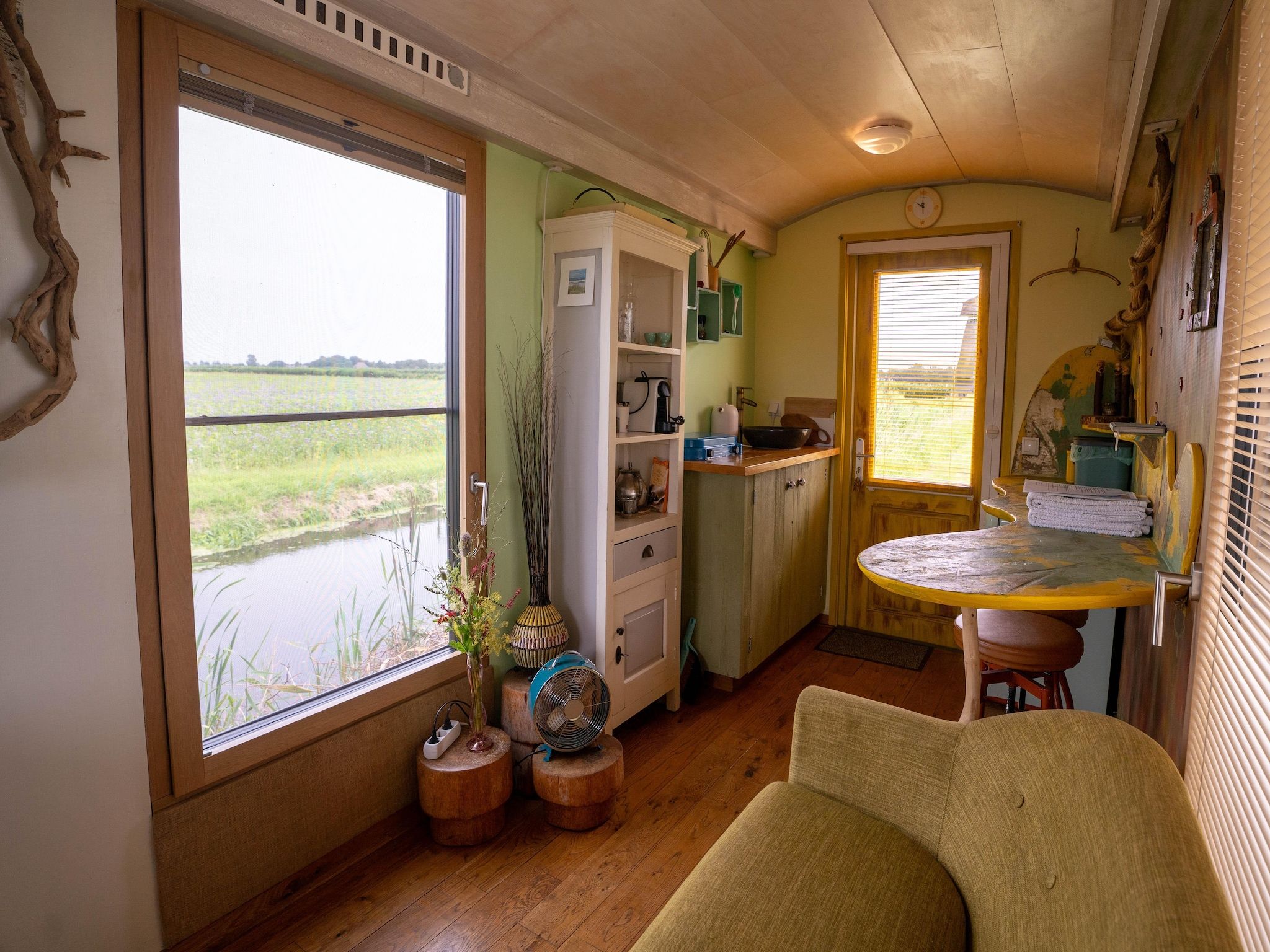 De woonkamer van De Veldwachter in 't Zand