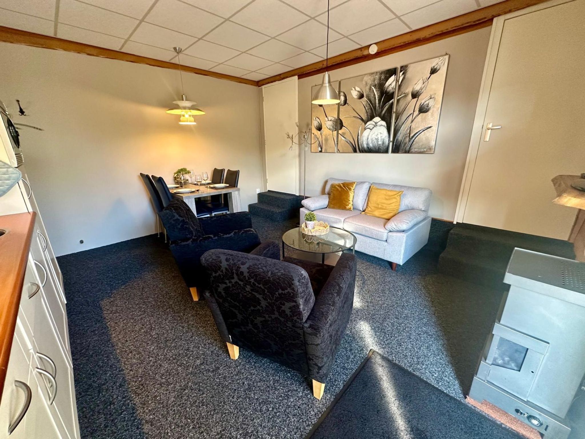 De woonkamer van Okken House 3A in Elim
