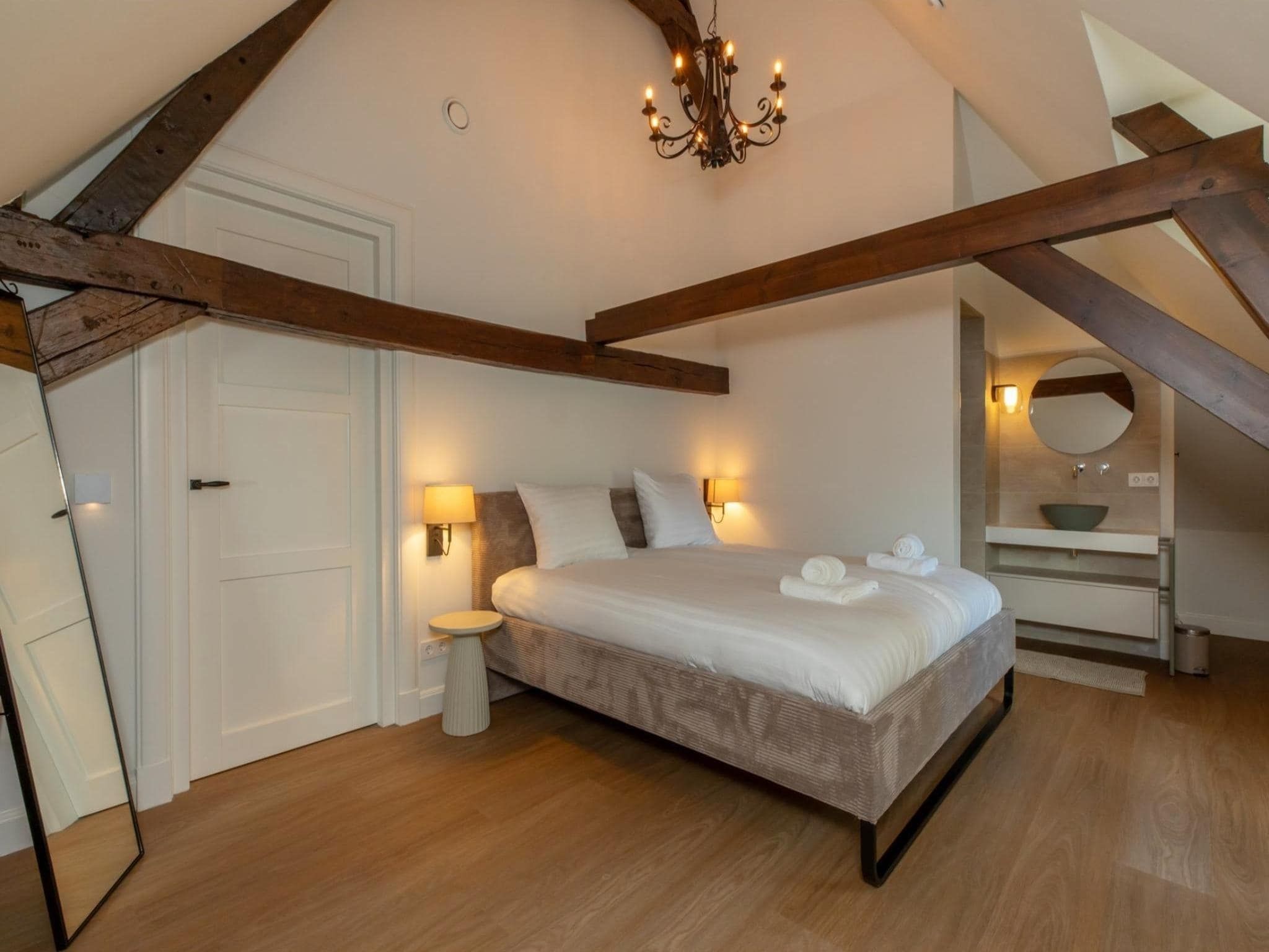 Een slaapkamer van Vakantiehuis 'Boerderij Molenhof' - Stationsweg 5  Heinkenszand in Heinkenszand
