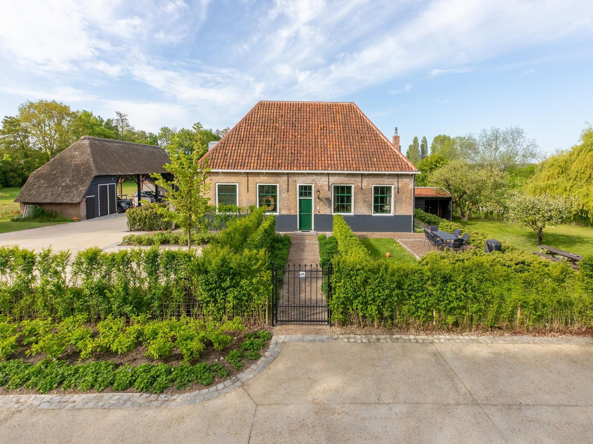 De buitenkant van Vakantiehuis 'Boerderij Molenhof' - Stationsweg 5  Heinkenszand in Heinkenszand