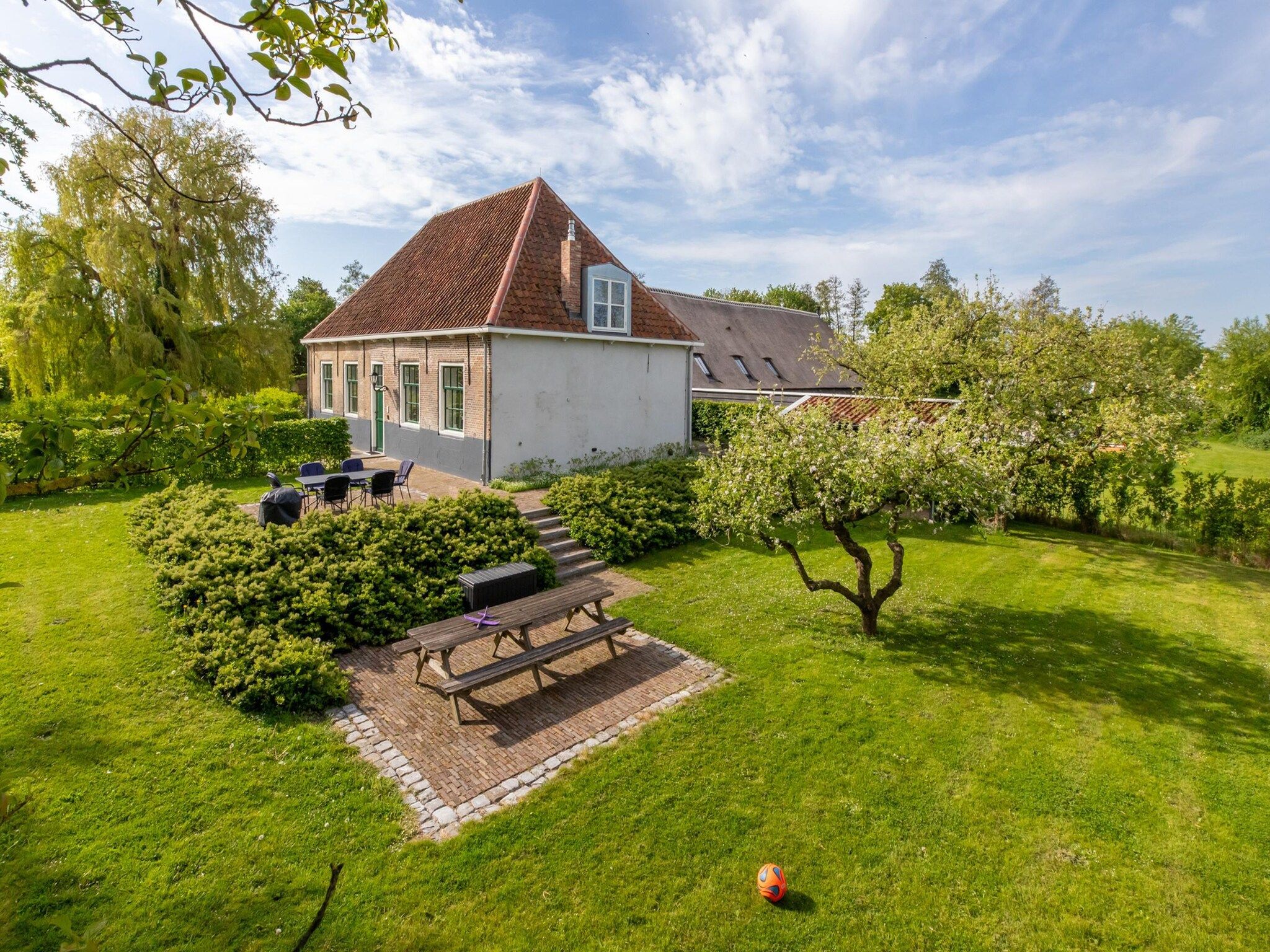 De buitenkant van Vakantiehuis 'Boerderij Molenhof' - Stationsweg 5  Heinkenszand in Heinkenszand