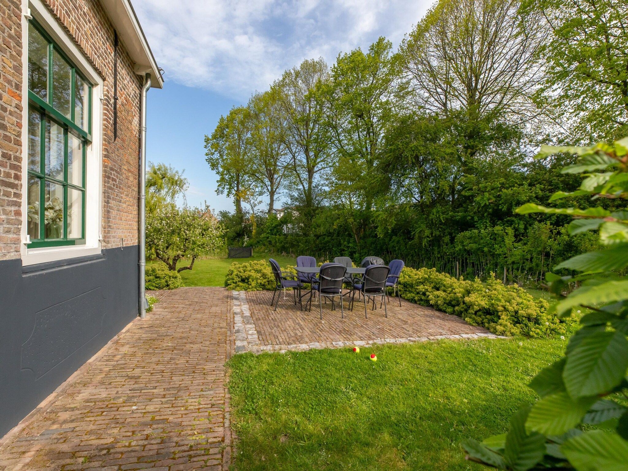 De buitenkant van Vakantiehuis 'Boerderij Molenhof' - Stationsweg 5  Heinkenszand in Heinkenszand