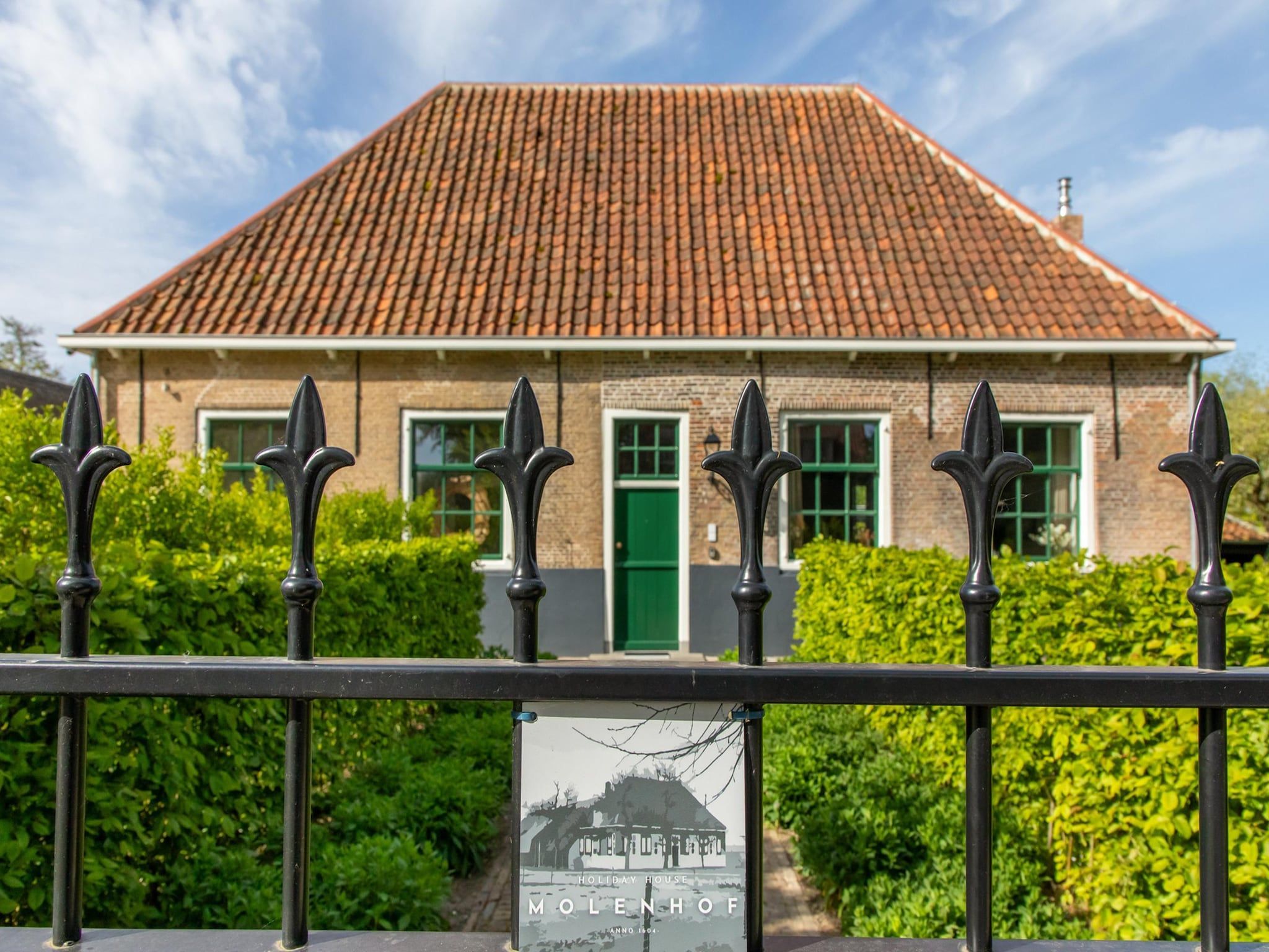 De buitenkant van Vakantiehuis 'Boerderij Molenhof' - Stationsweg 5  Heinkenszand in Heinkenszand