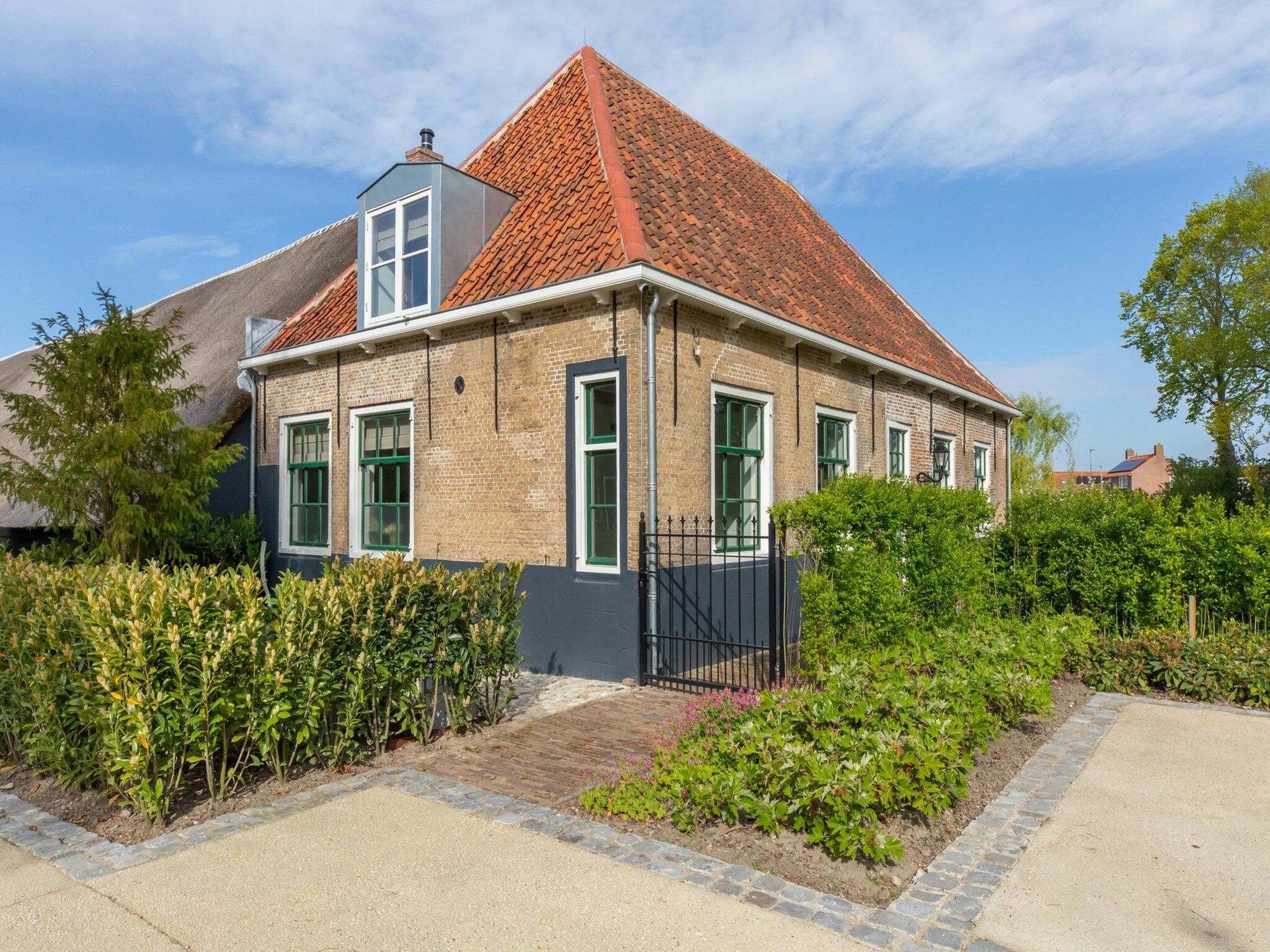De buitenkant van Vakantiehuis 'Boerderij Molenhof' - Stationsweg 5  Heinkenszand in Heinkenszand