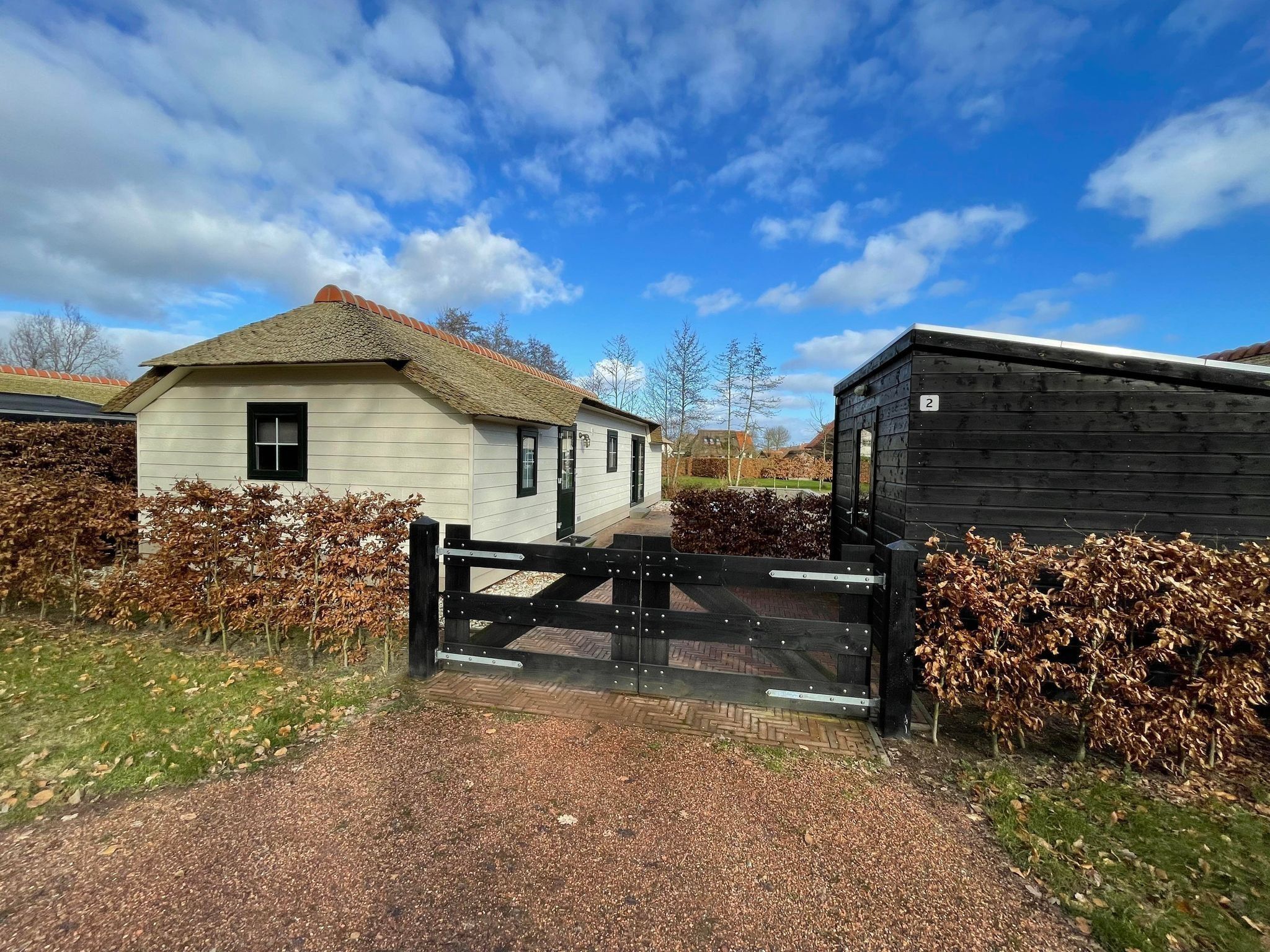 De buitenkant van Boerderijchalet in Sint Nicolaasga