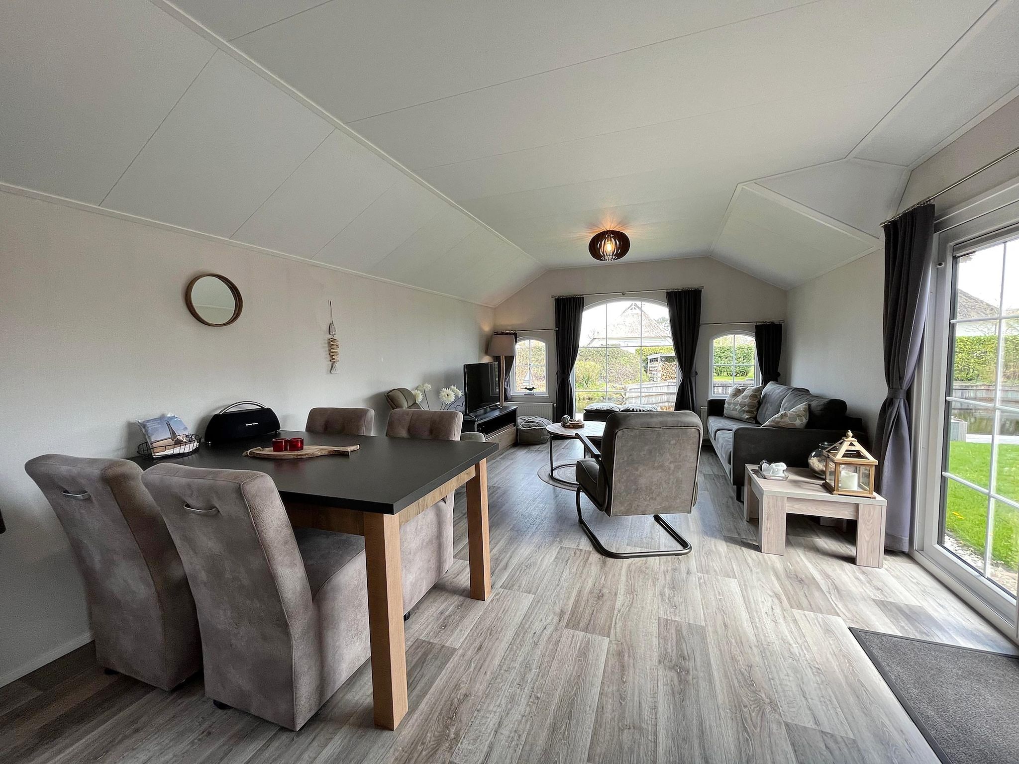 De eetkamer van Boerderijchalet in Sint Nicolaasga