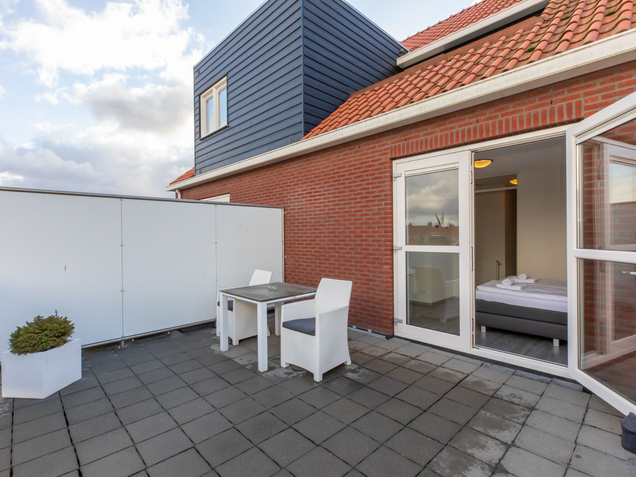 Het terras van Vakantiewoning 't Zoete Licht Residenz - Willibrordusplein 28 C  Zoutelande in Zoutelande