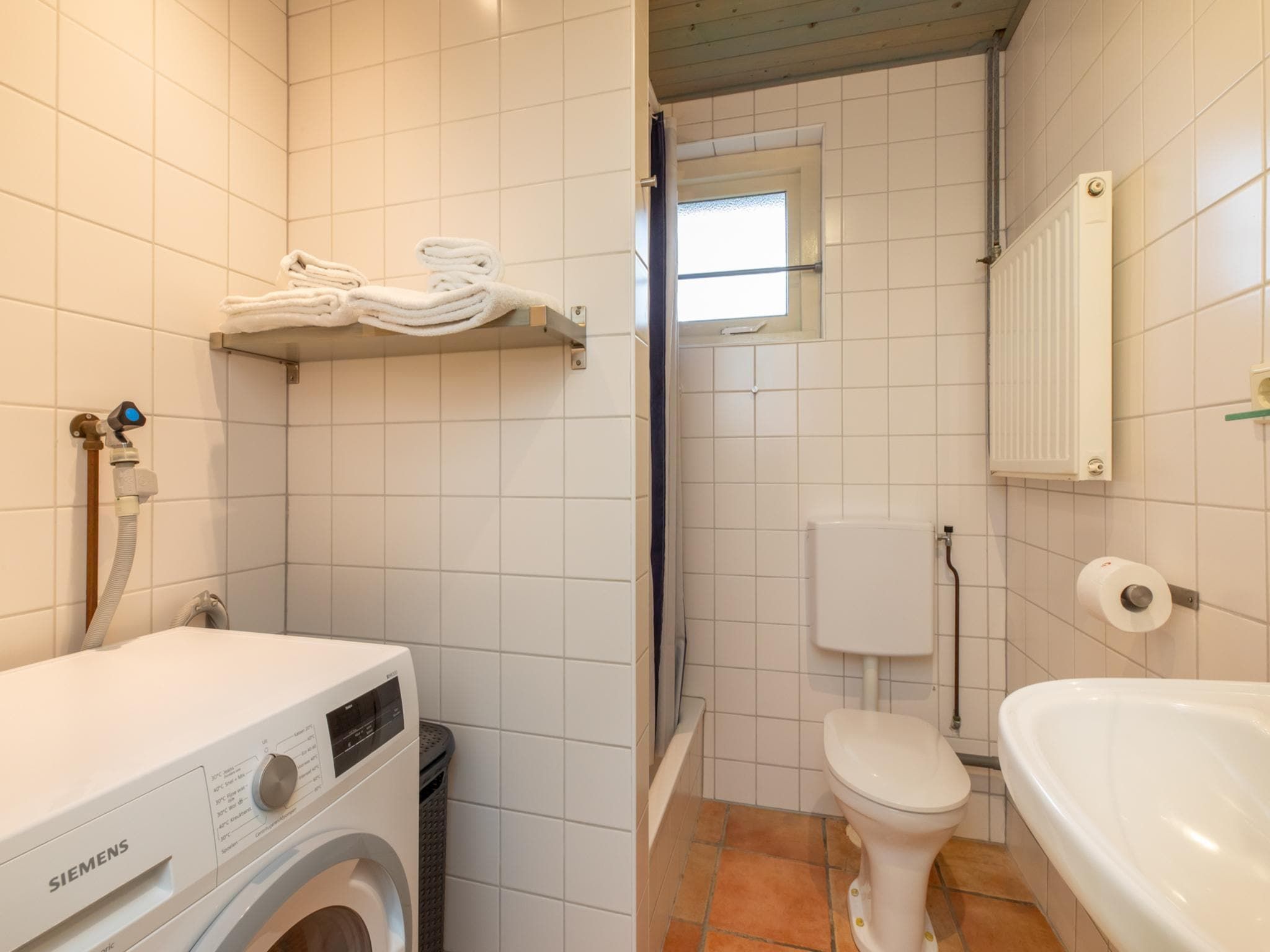 De badkamer van Vakantiehuis voor 6 personen  Hoge Weide 63 Oostkapelle  Dicht bij strand in Oostkapelle