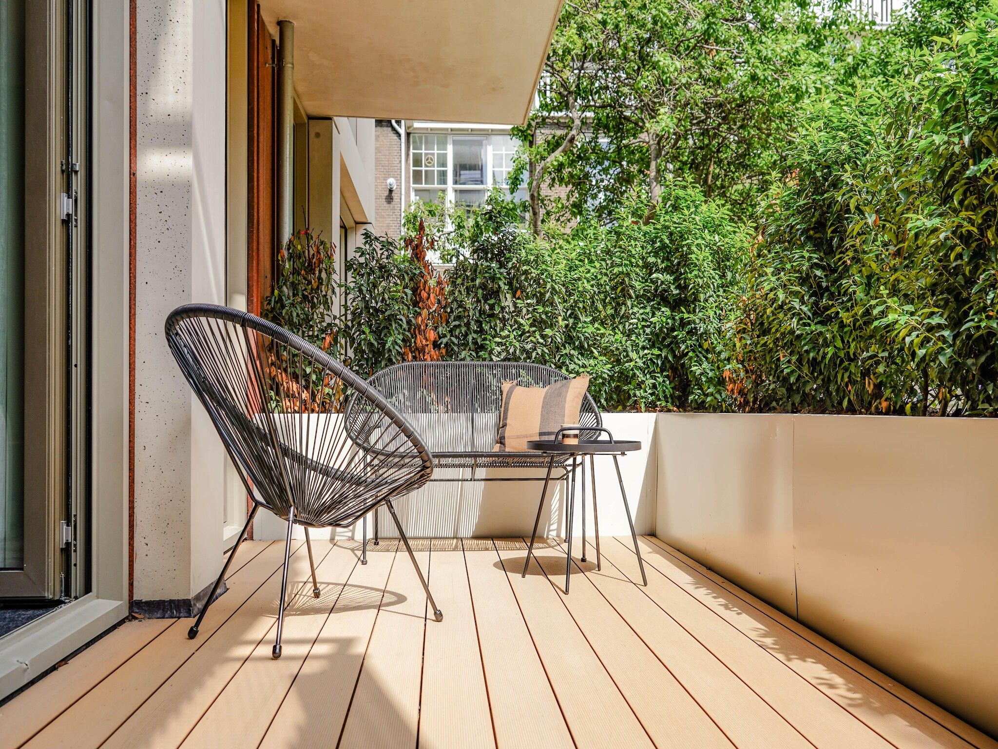 Het terras van Walden 1 in Den Haag