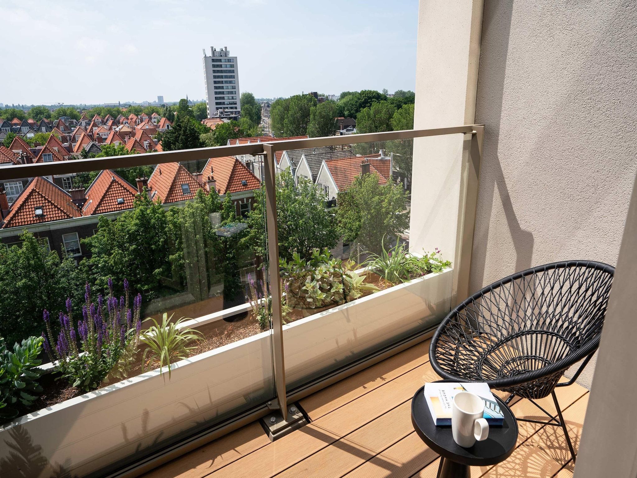 Het terras van Walden 4 in Den  Haag