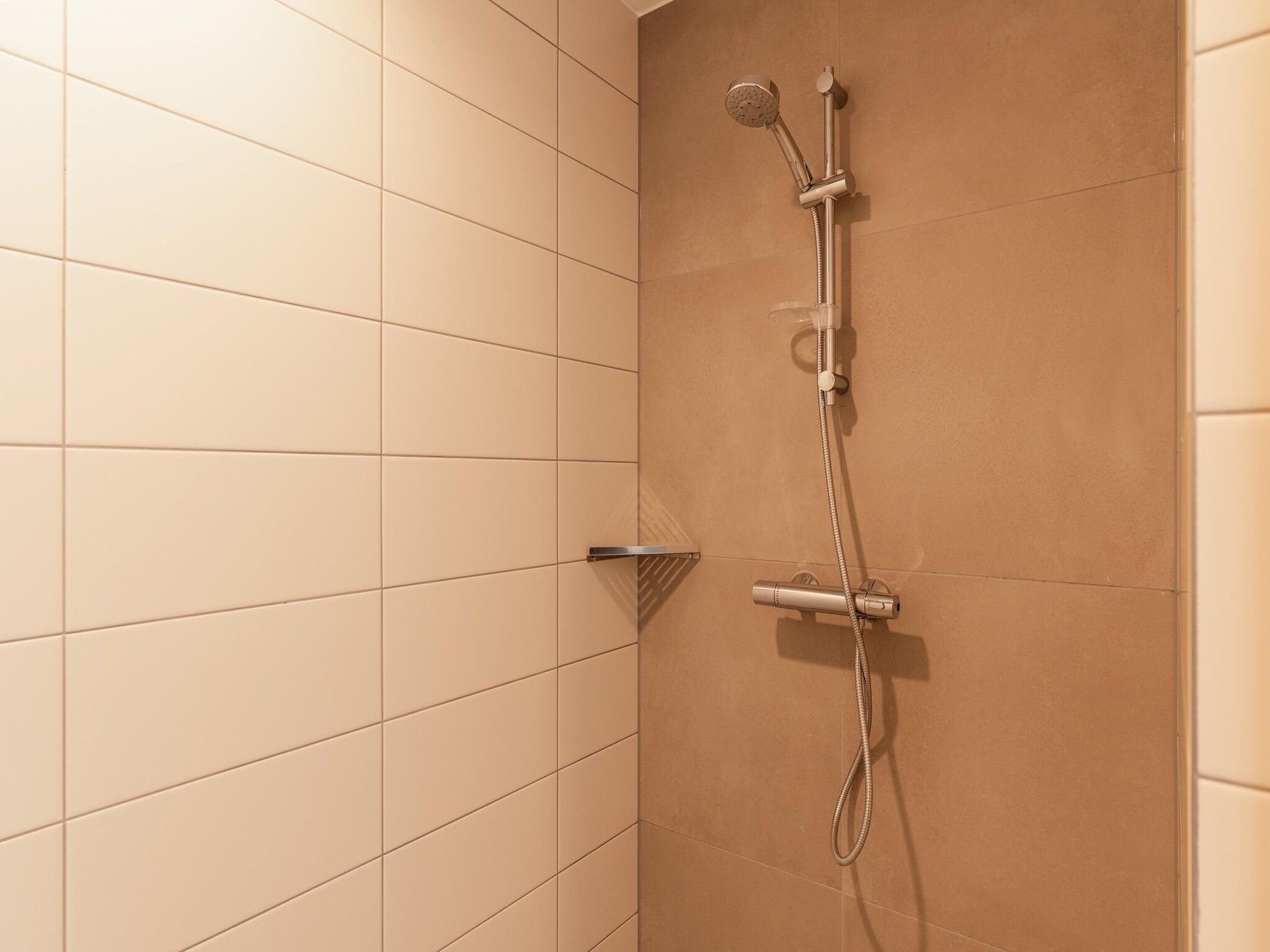 De badkamer van Walden 6 in Den Haag