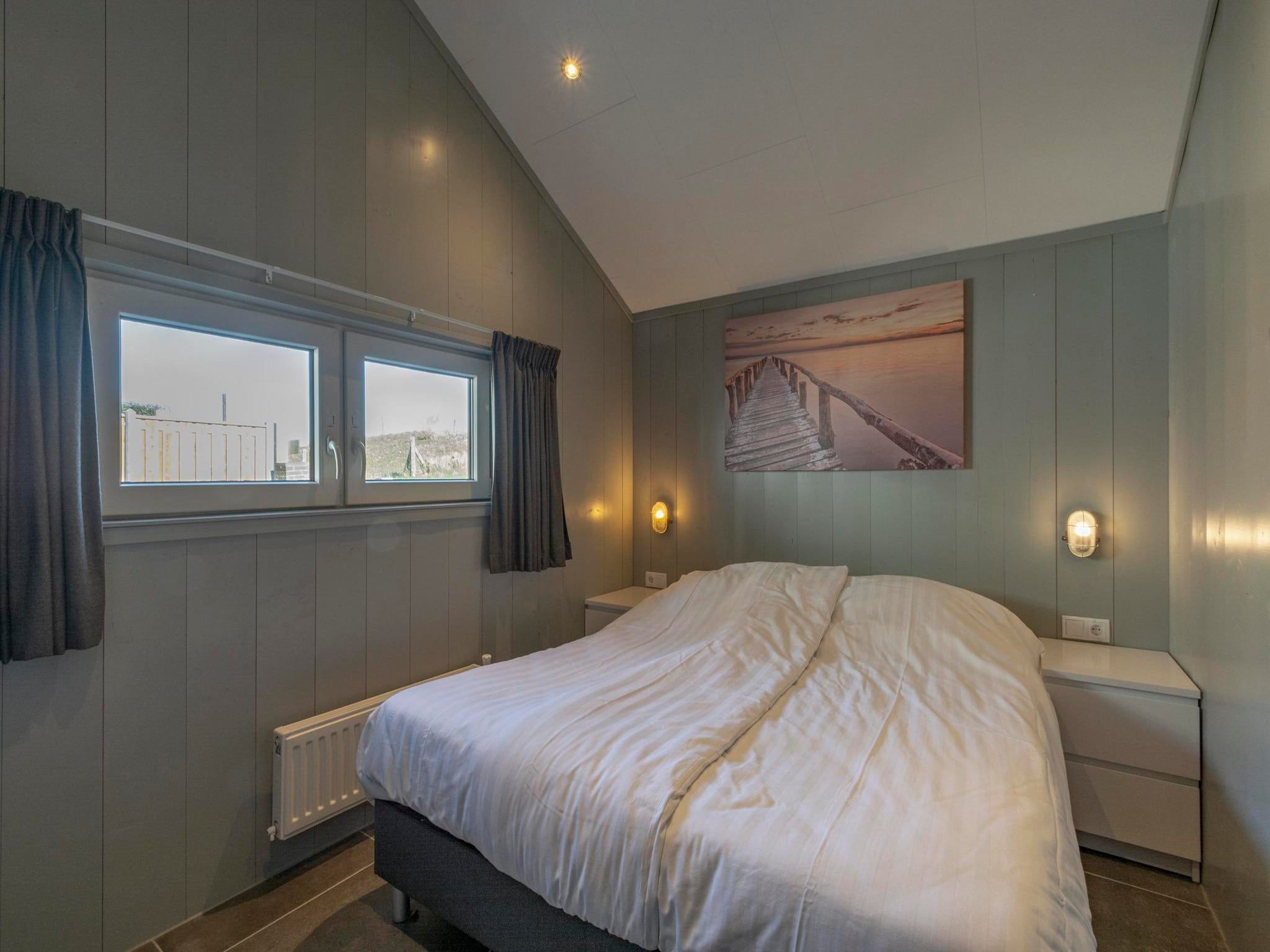 Een slaapkamer van Strandhuis 't Koepeltje in Groote Keeten