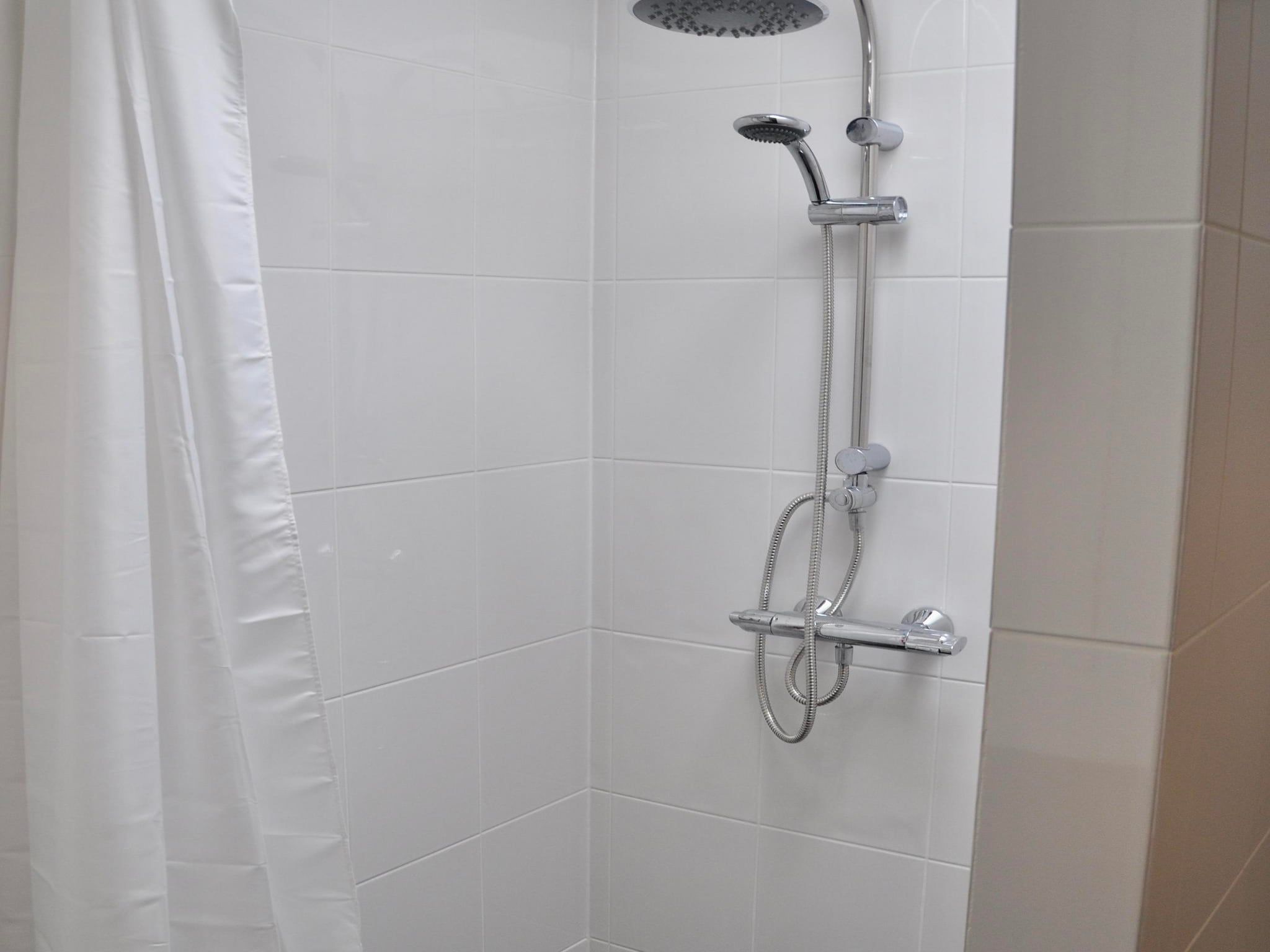De badkamer van Garnekuul 72 in Callantsoog