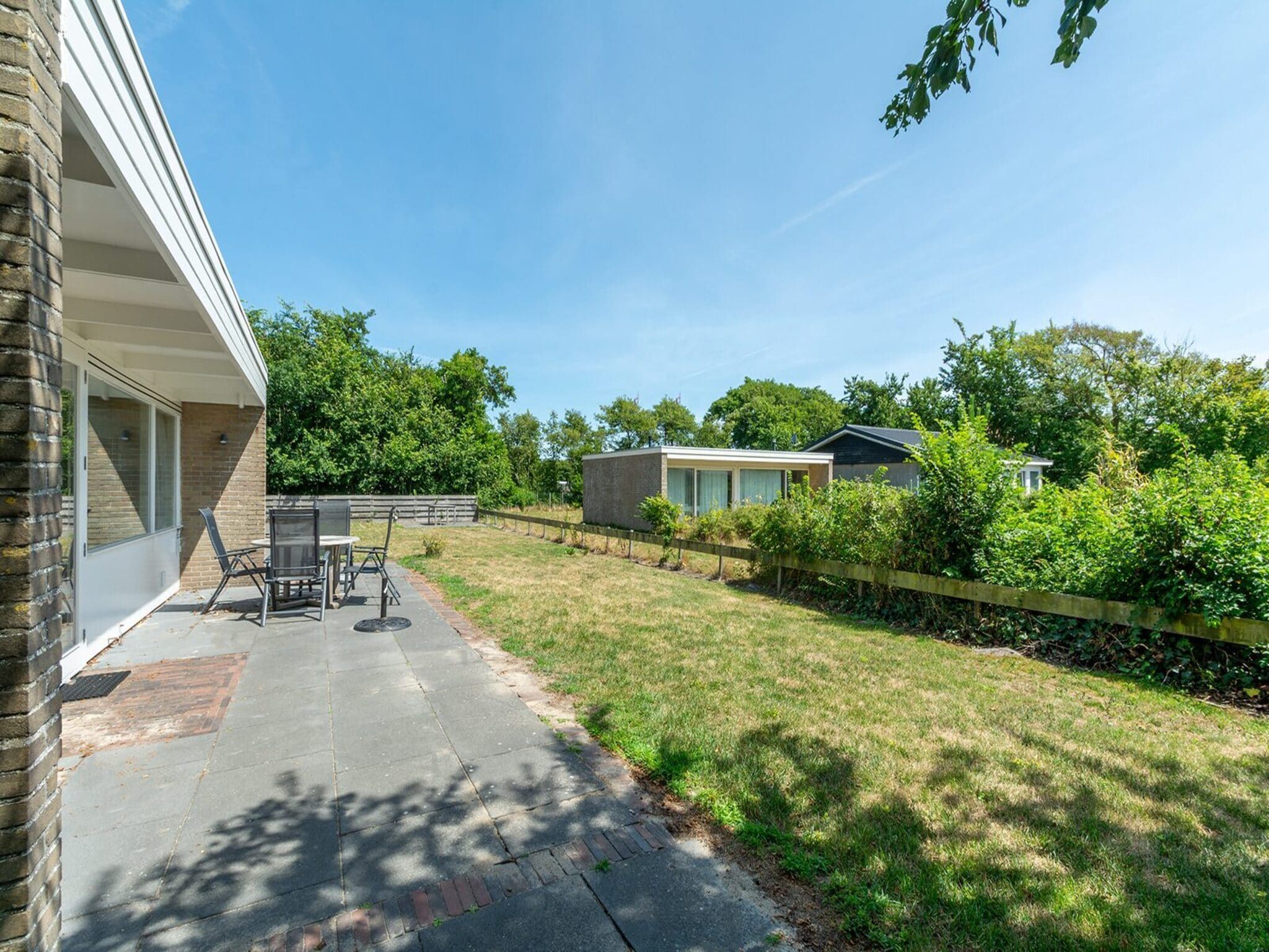 Het terras van Garnekuul 73 in Callantsoog