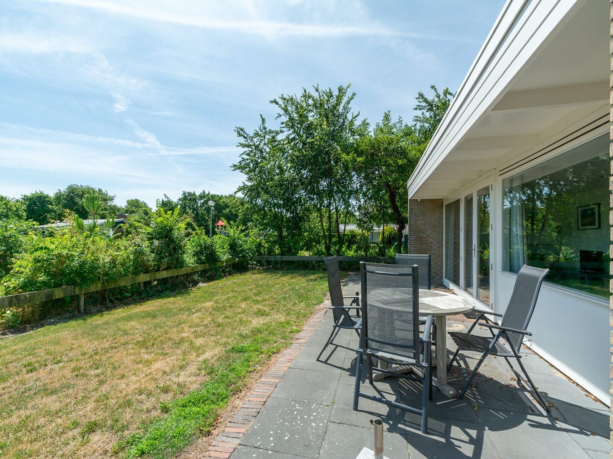 Het terras van Garnekuul 73 in Callantsoog